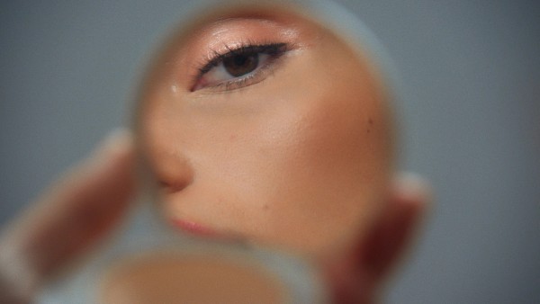 Laura Mercier Charlotte Wales — still 4