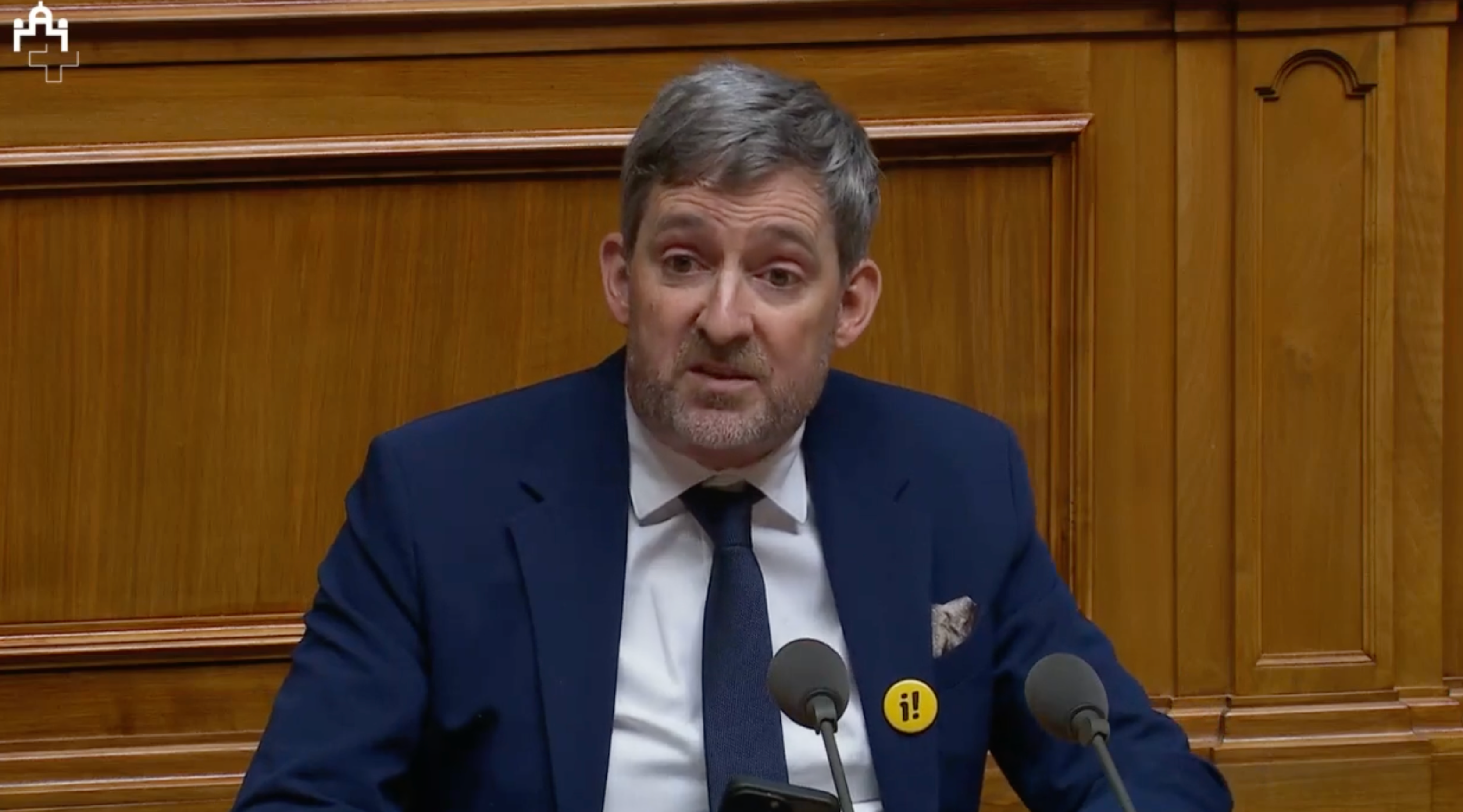 Philipp Kutter im Nationalratssaal am Mikrofon