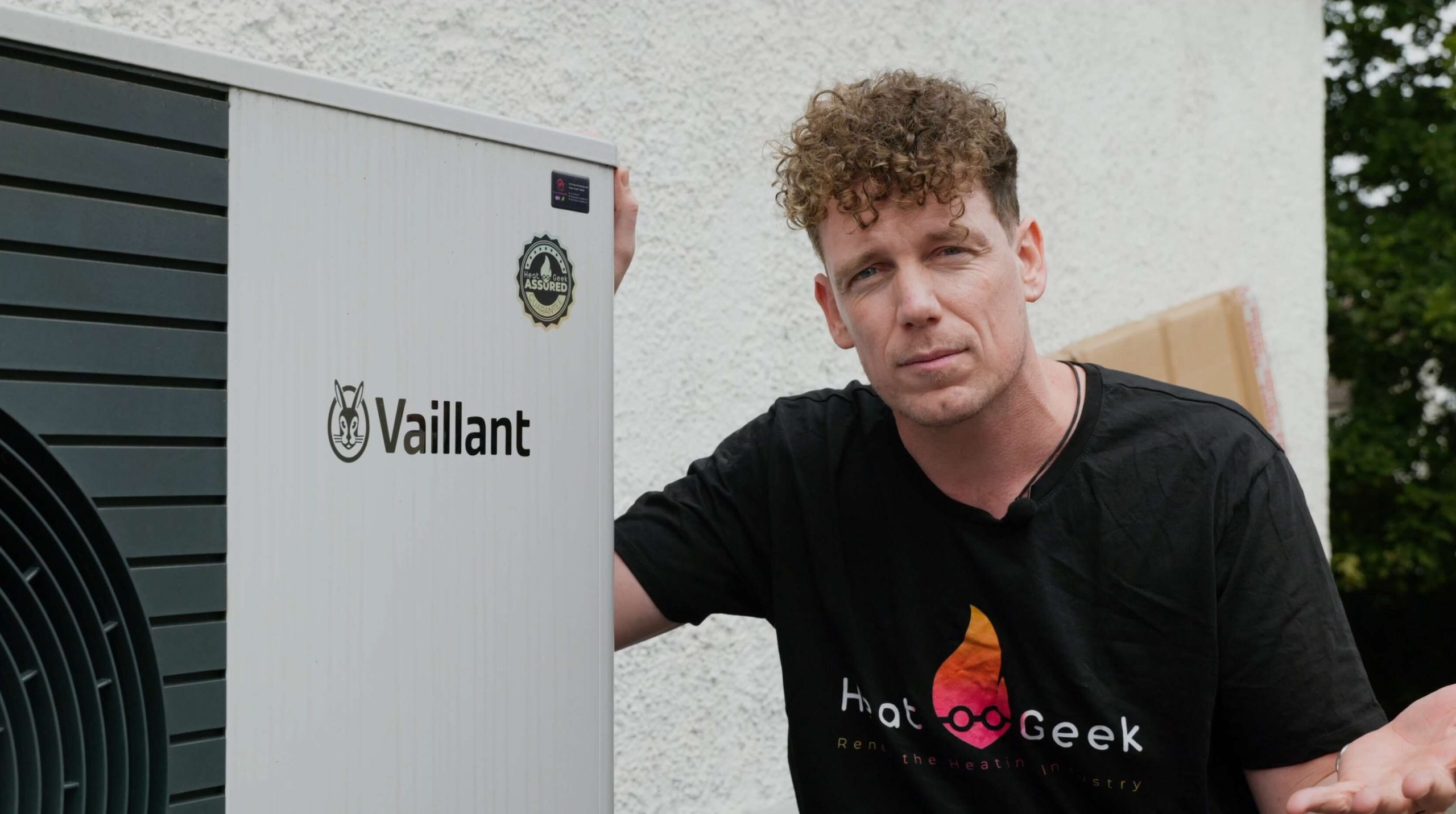 Oprichter van Heat Geek naast een warmtepomp