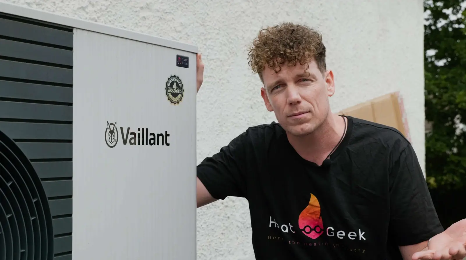 Oprichter van Heat Geek naast een warmtepomp