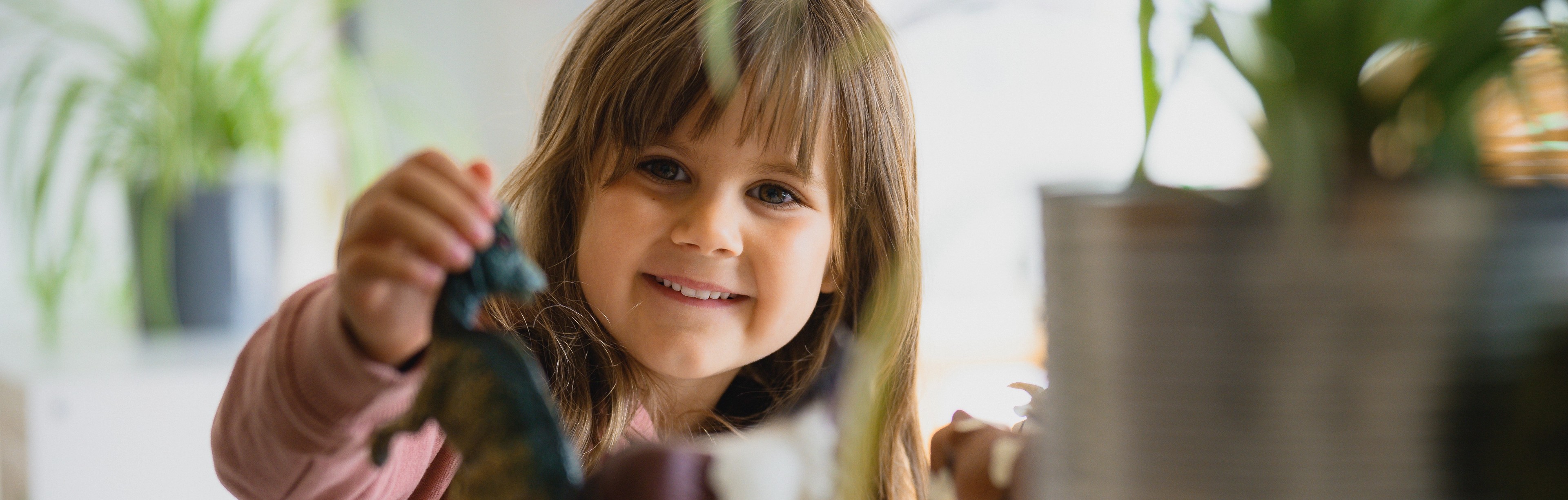 barn leker med leksaksdjur