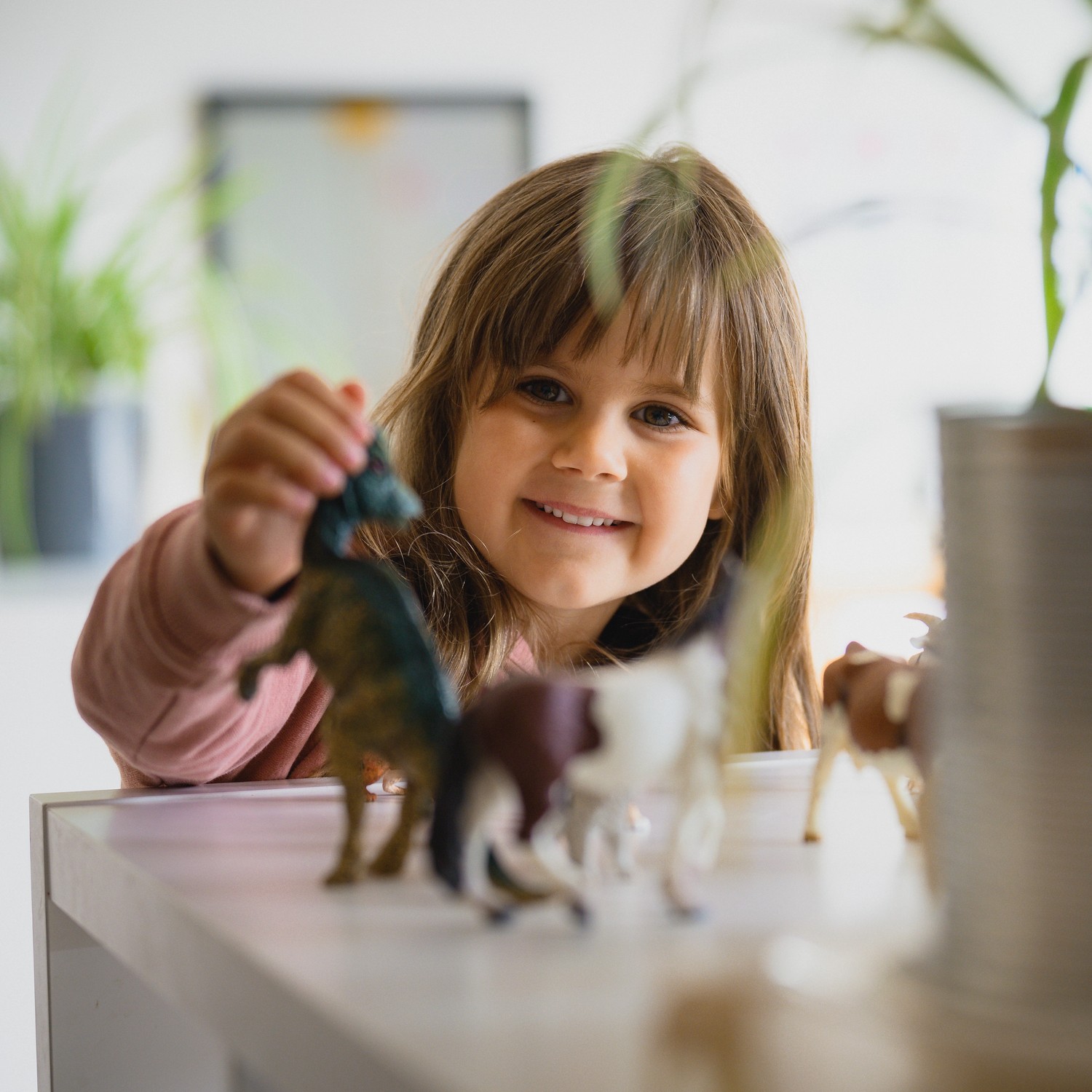 Flicka leker med dinosaurie