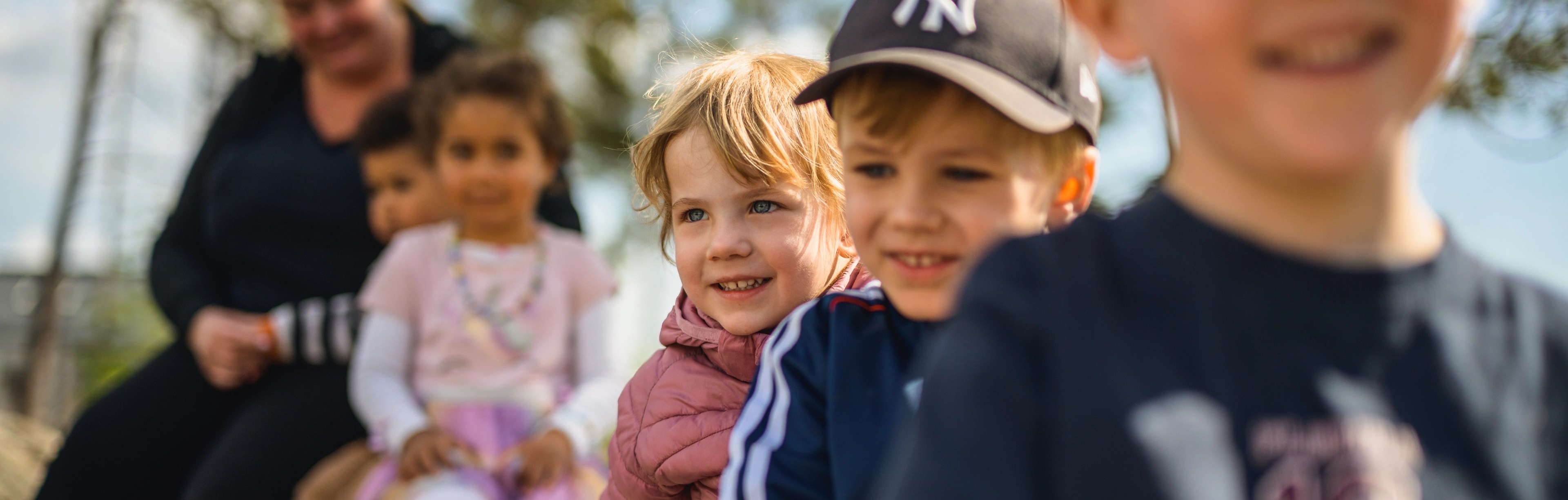 barn som sitter på träd tillsammans med pedagog