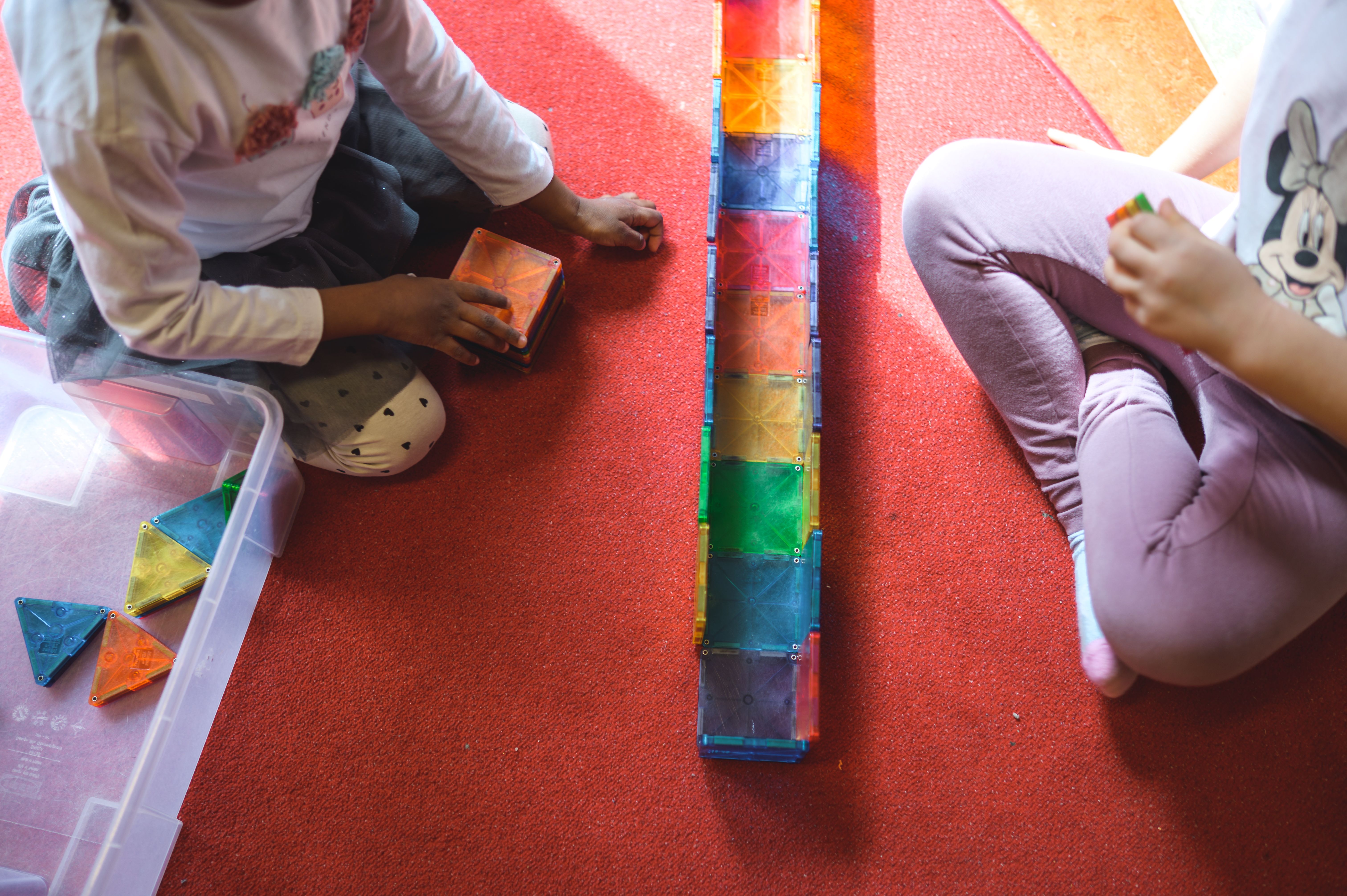 två barn arbetar med färgklossar