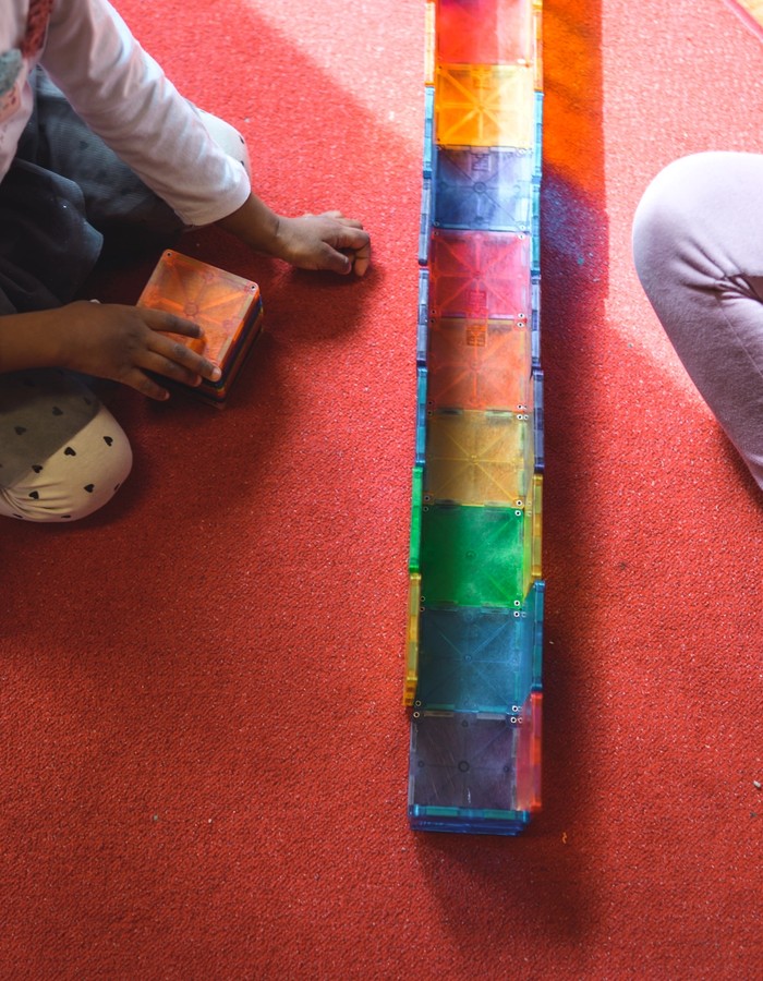 två barn arbetar med färgklossar