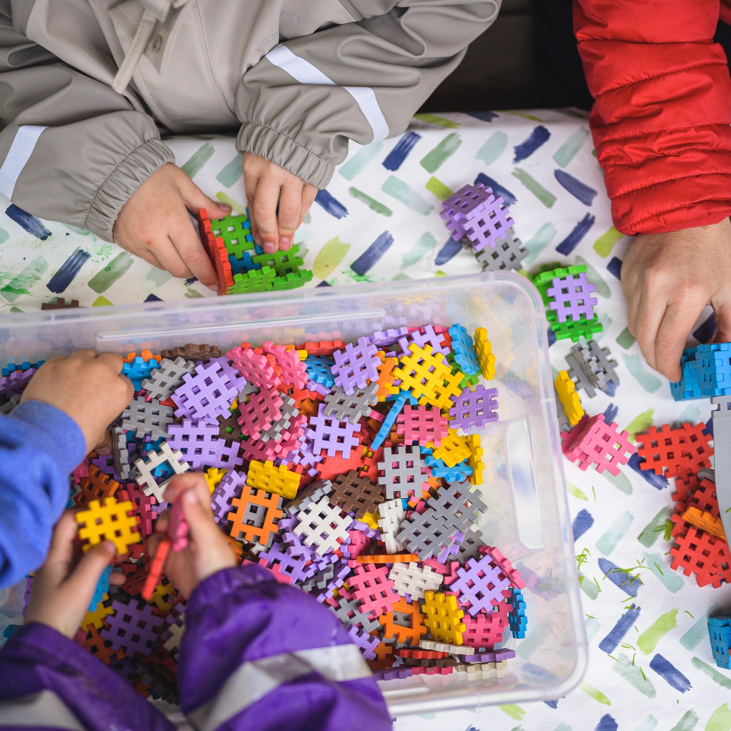 barnhänder som leker med plusplus utomhus