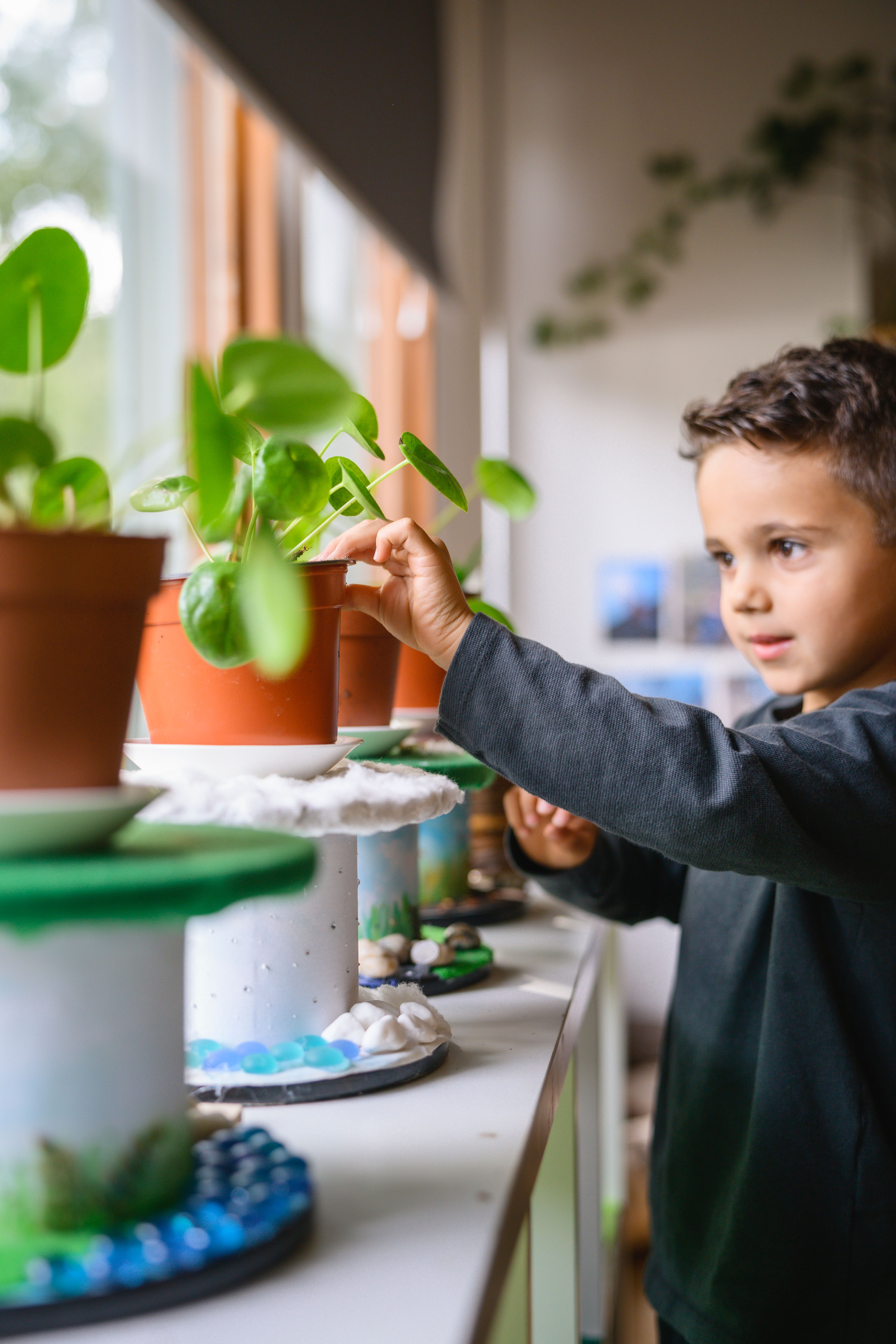 Förskolebarn med ryggsäck
