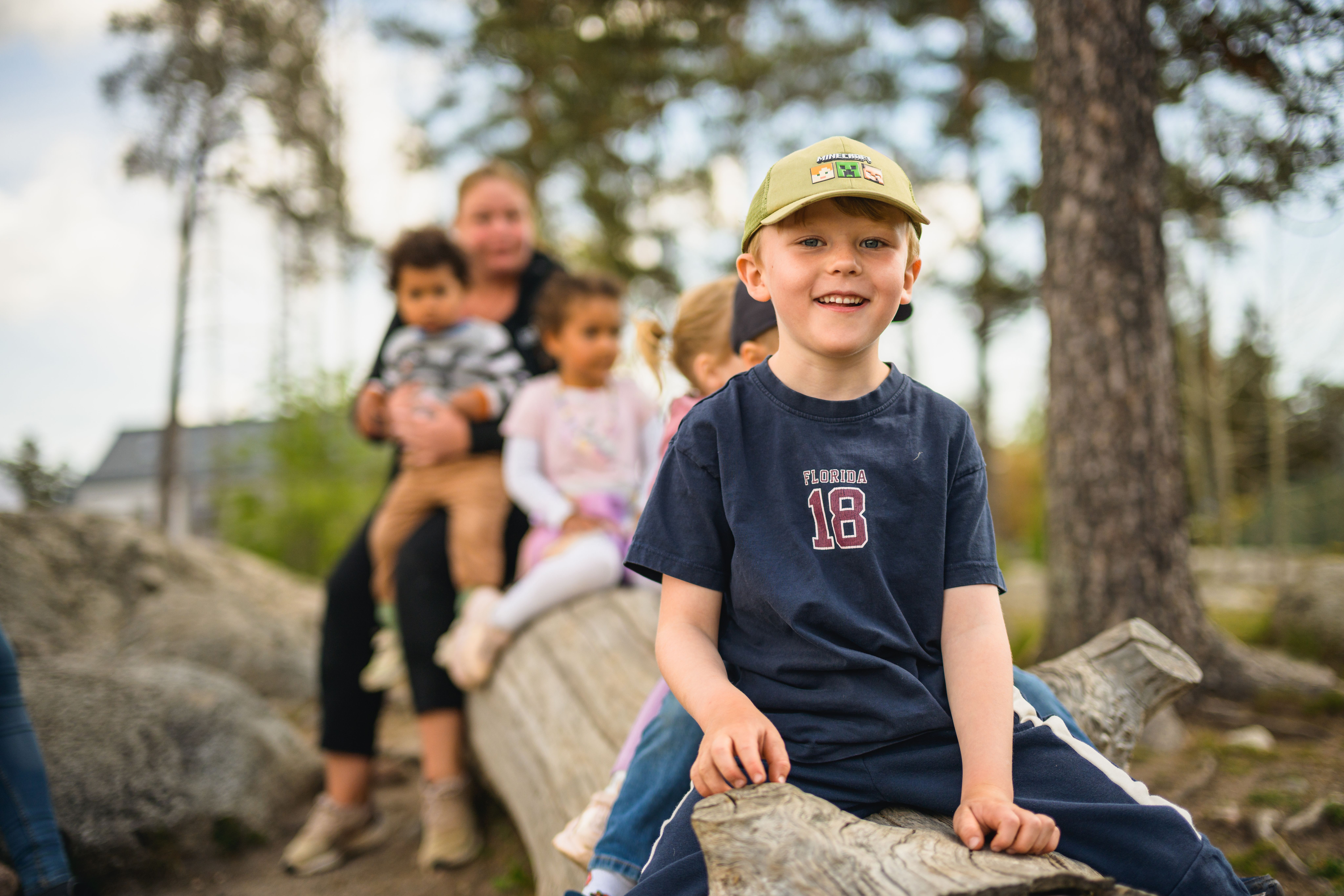 Förskolebarn går hand i hand i naturen