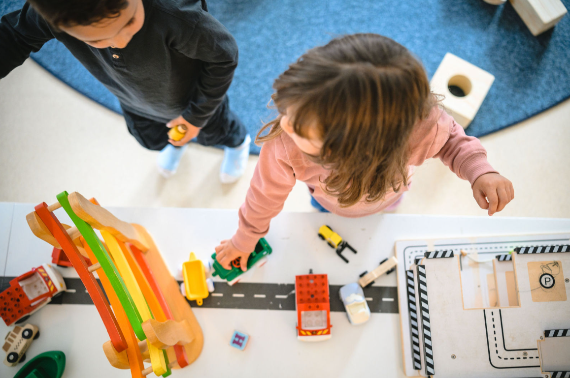 Två barn leker inomhus