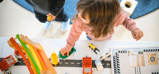 Två barn leker inomhus