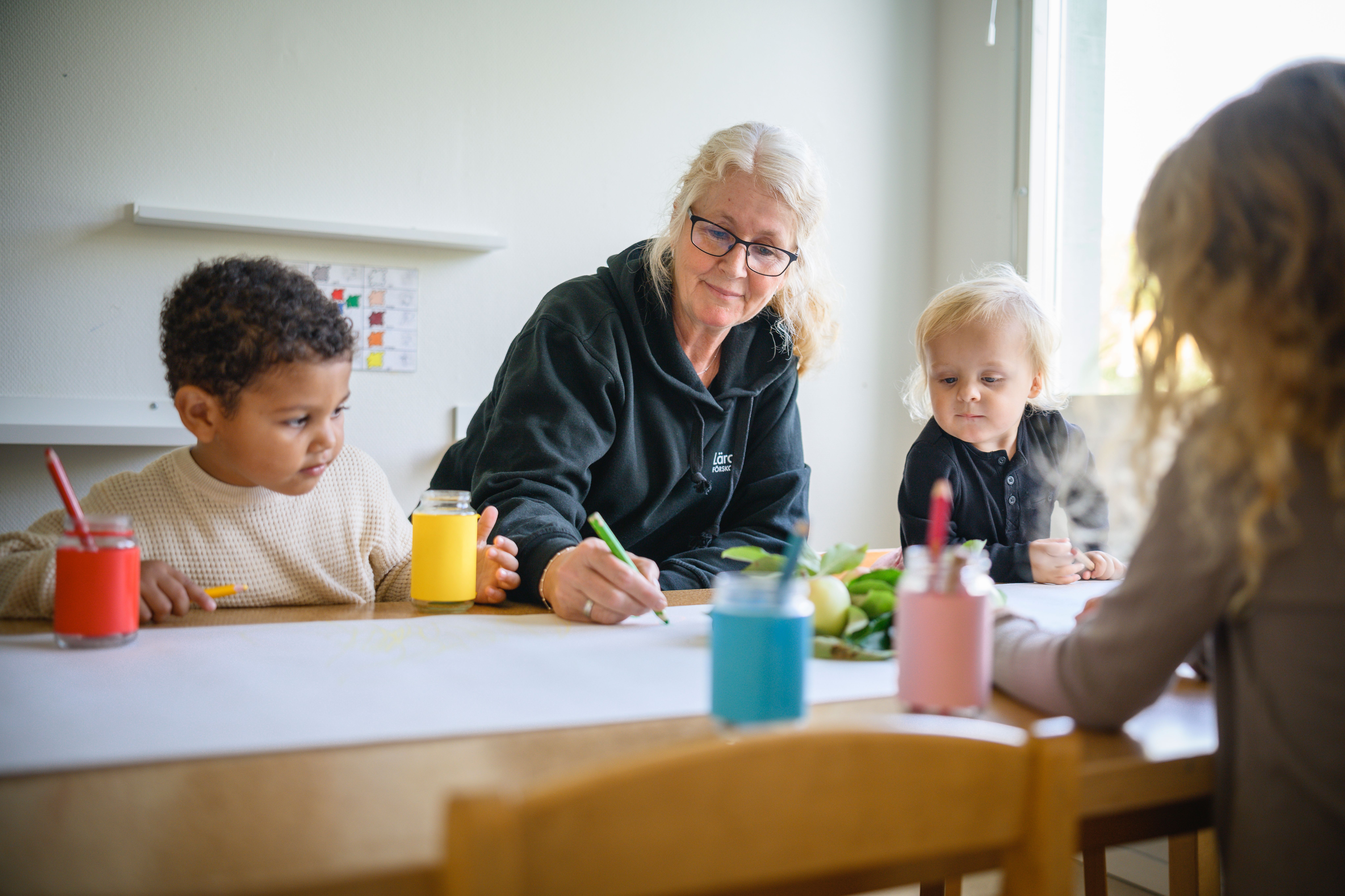 Barn jobbar med bild- och bokstavslappar