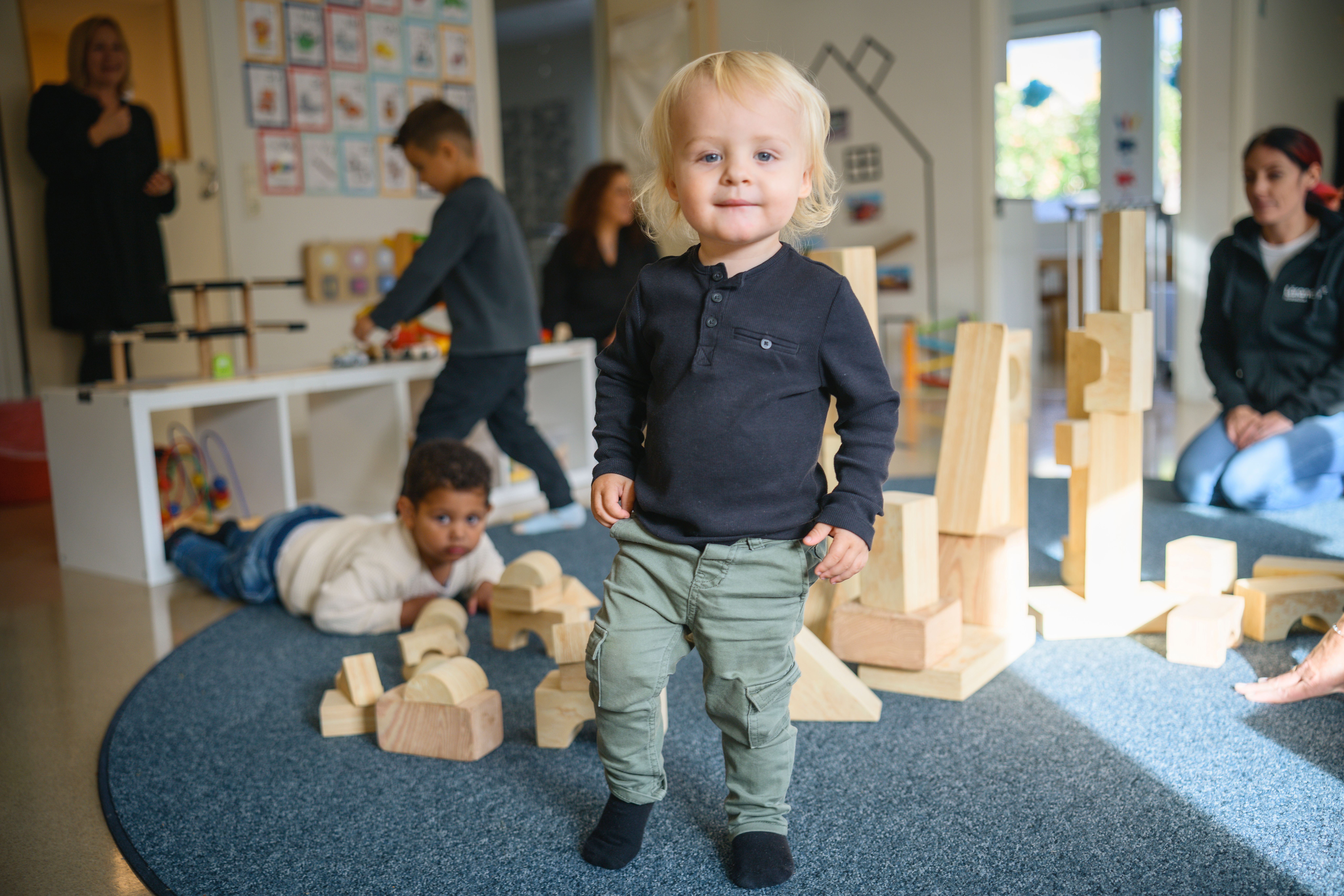 Liten pojke som klättrar i ett träd 