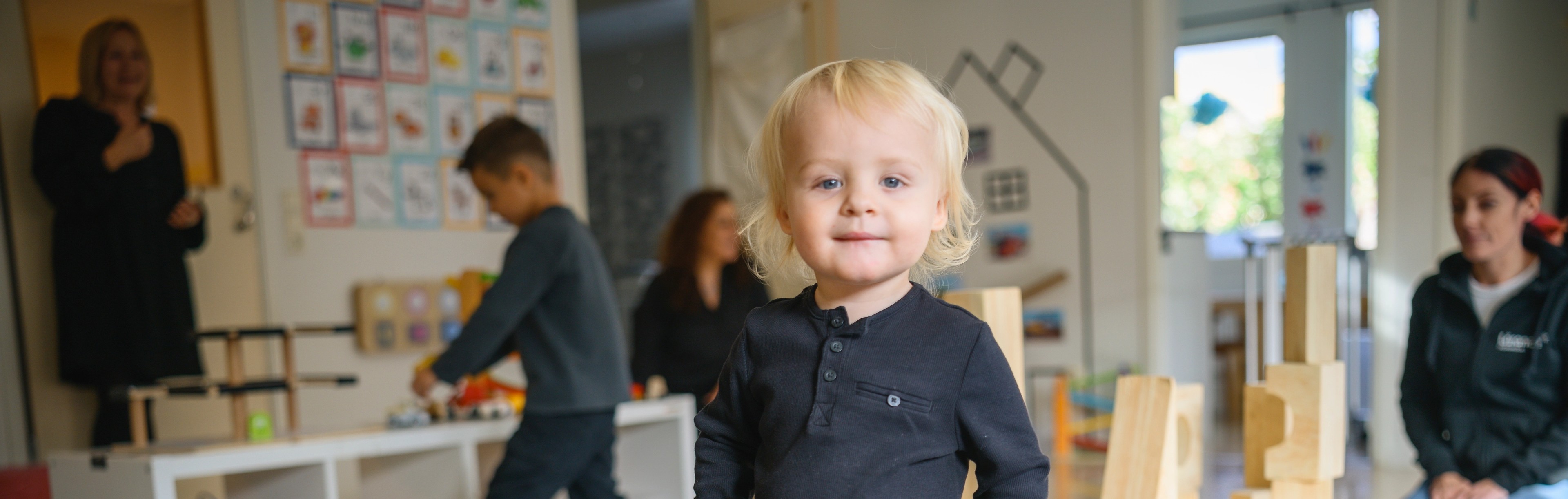 Liten pojke som klättrar i ett träd