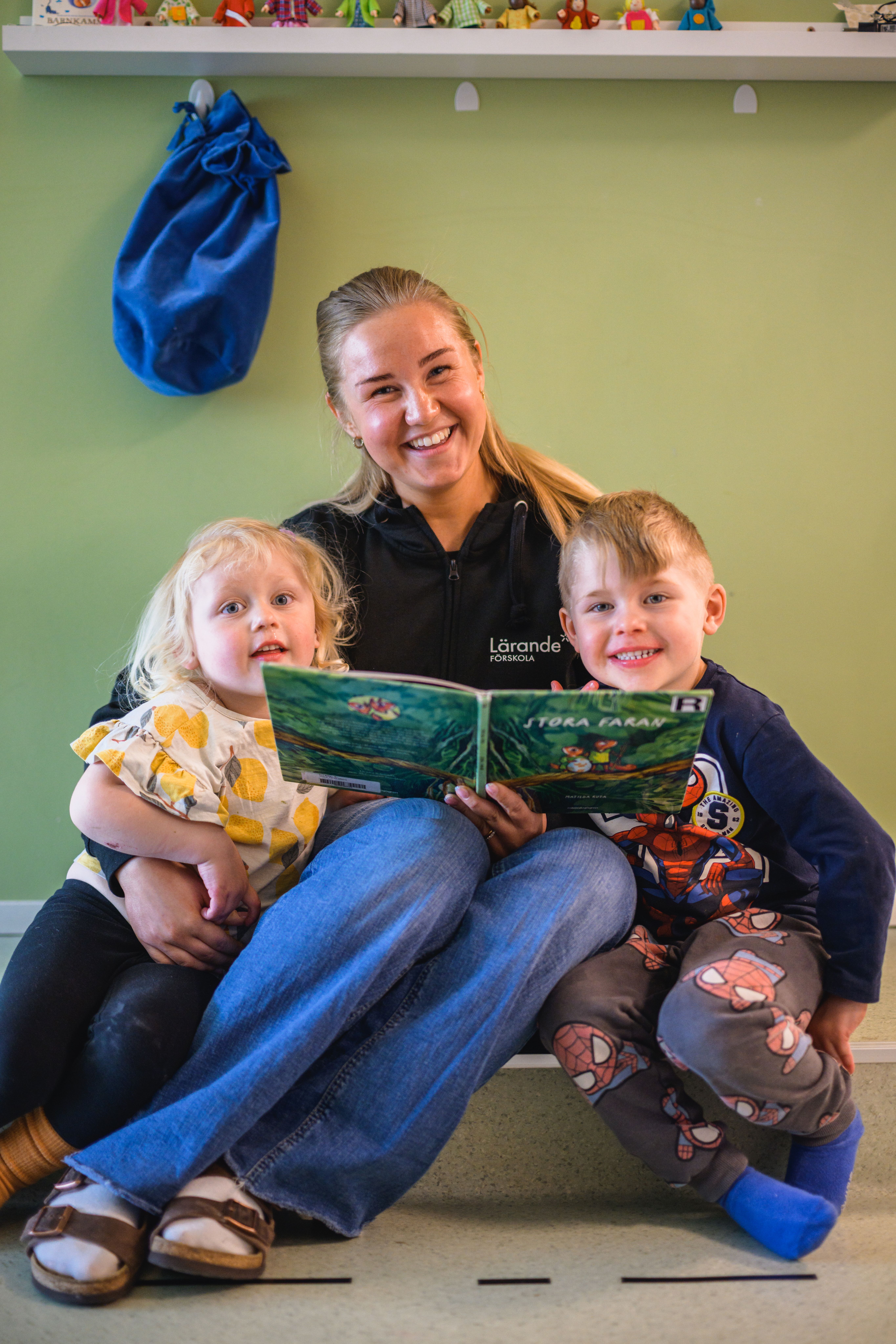 Pedagog läser för barn