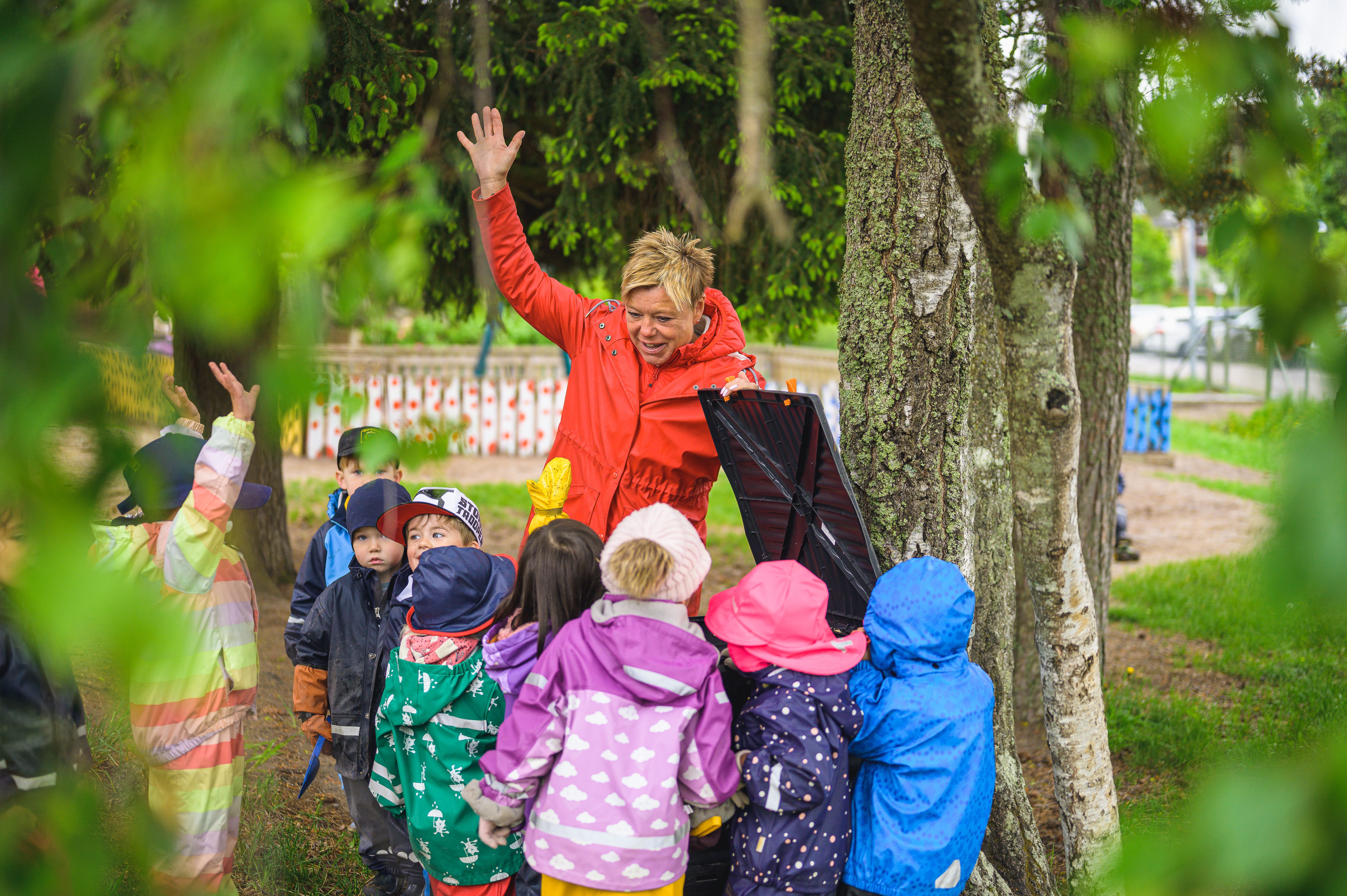 Pedagog med många barn i regnkläder