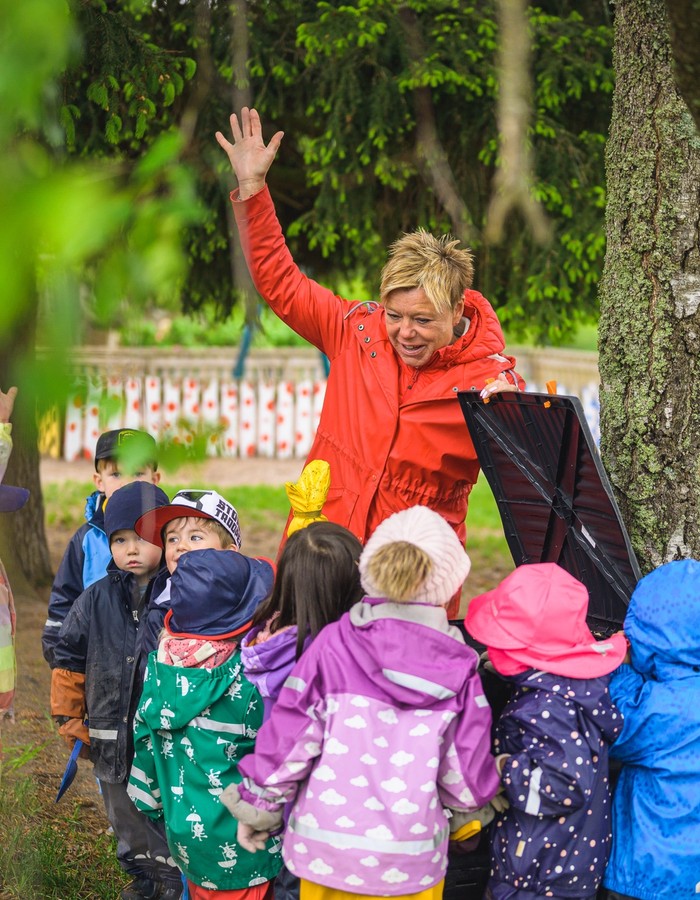 Barn jobbar med bild- och bokstavslappar
