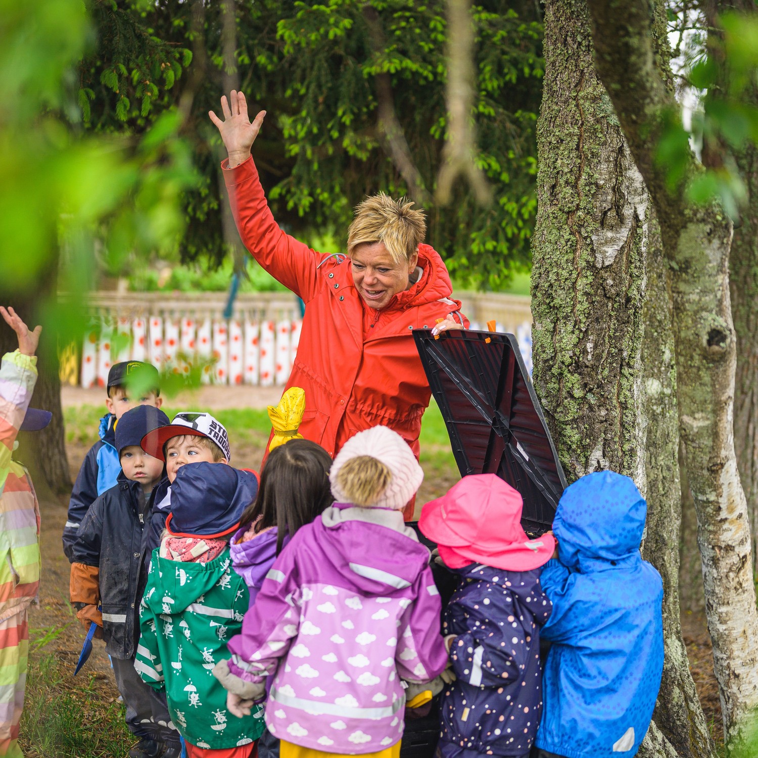 Pedagog med många barn i regnkläder