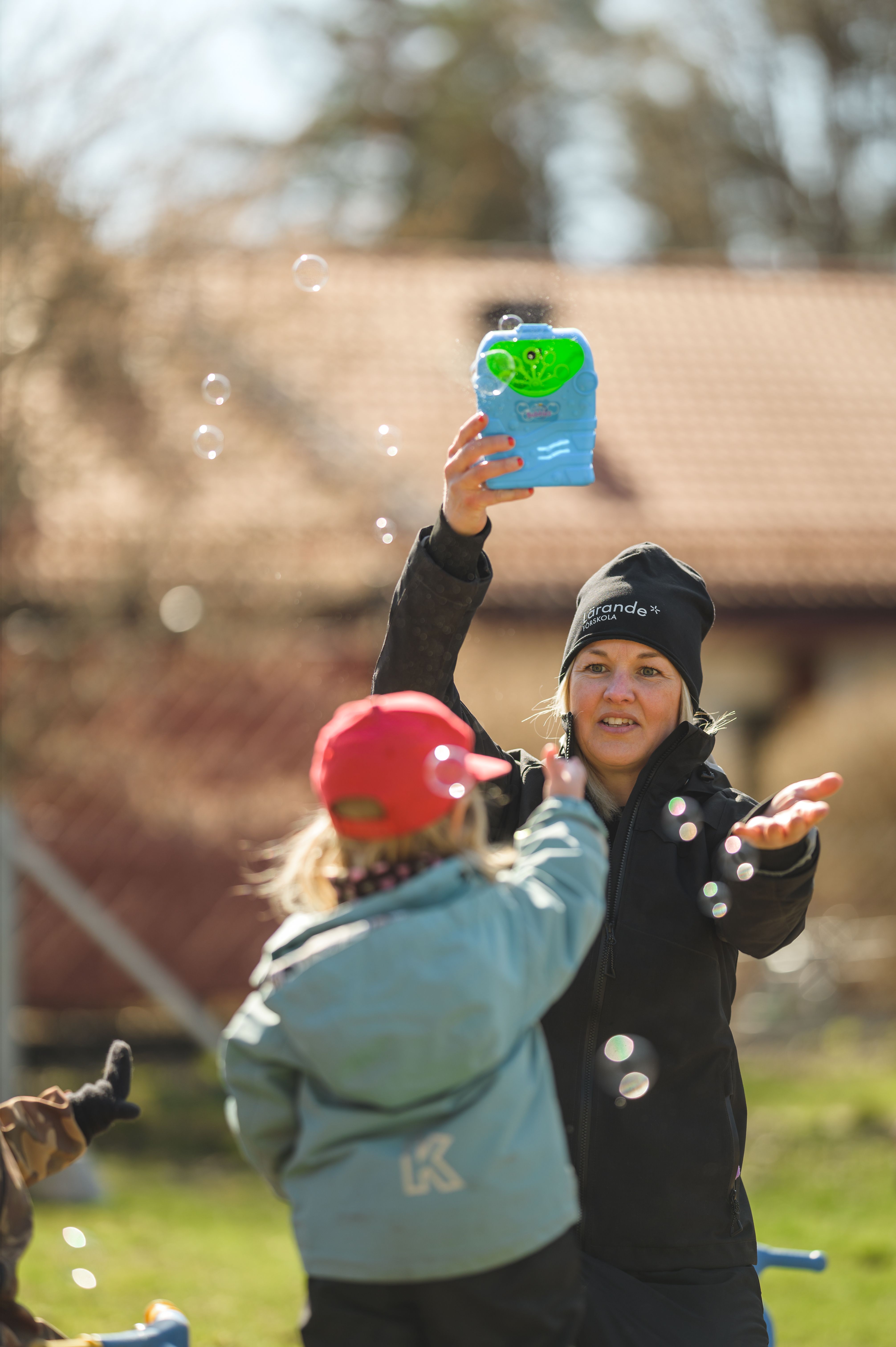pedagog och barn utforskar bubblor