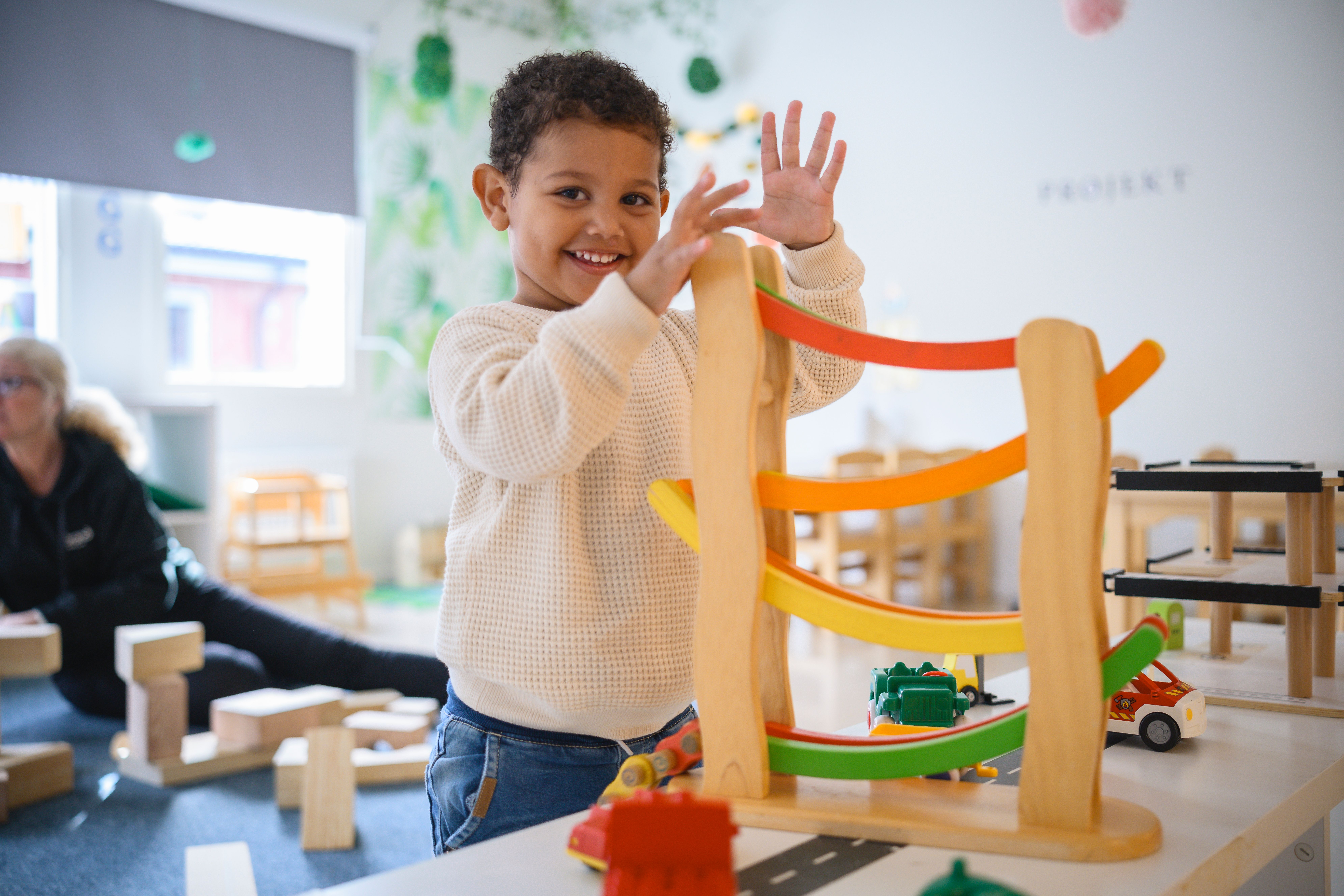 barn leker med bilbana