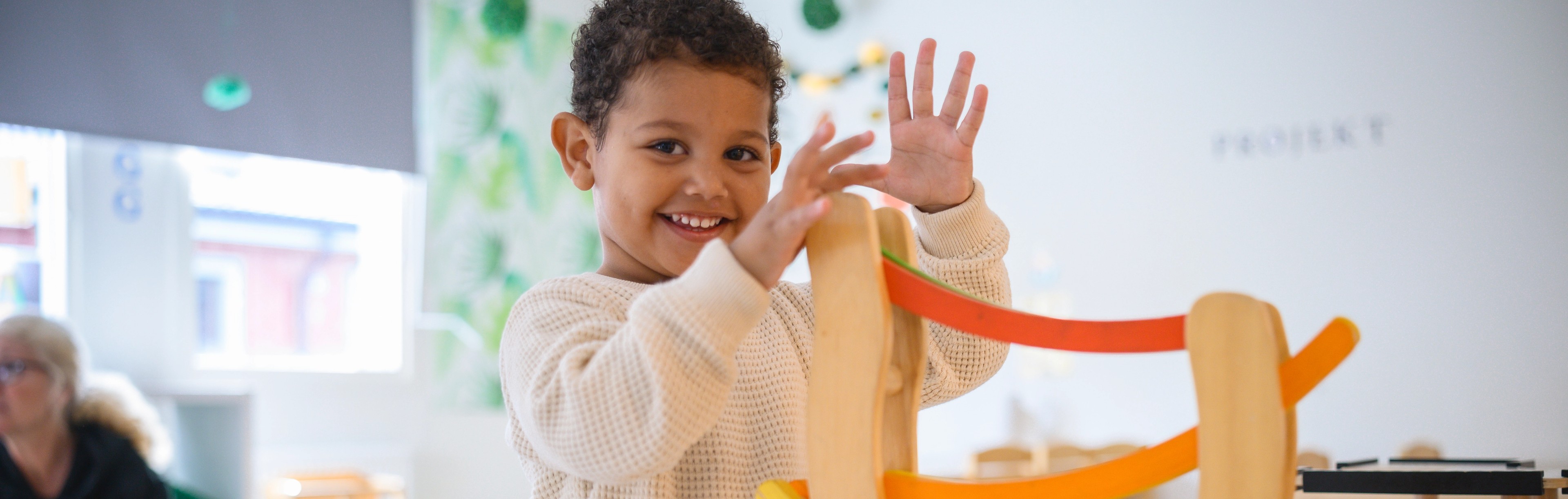 Barn leker med en leksak