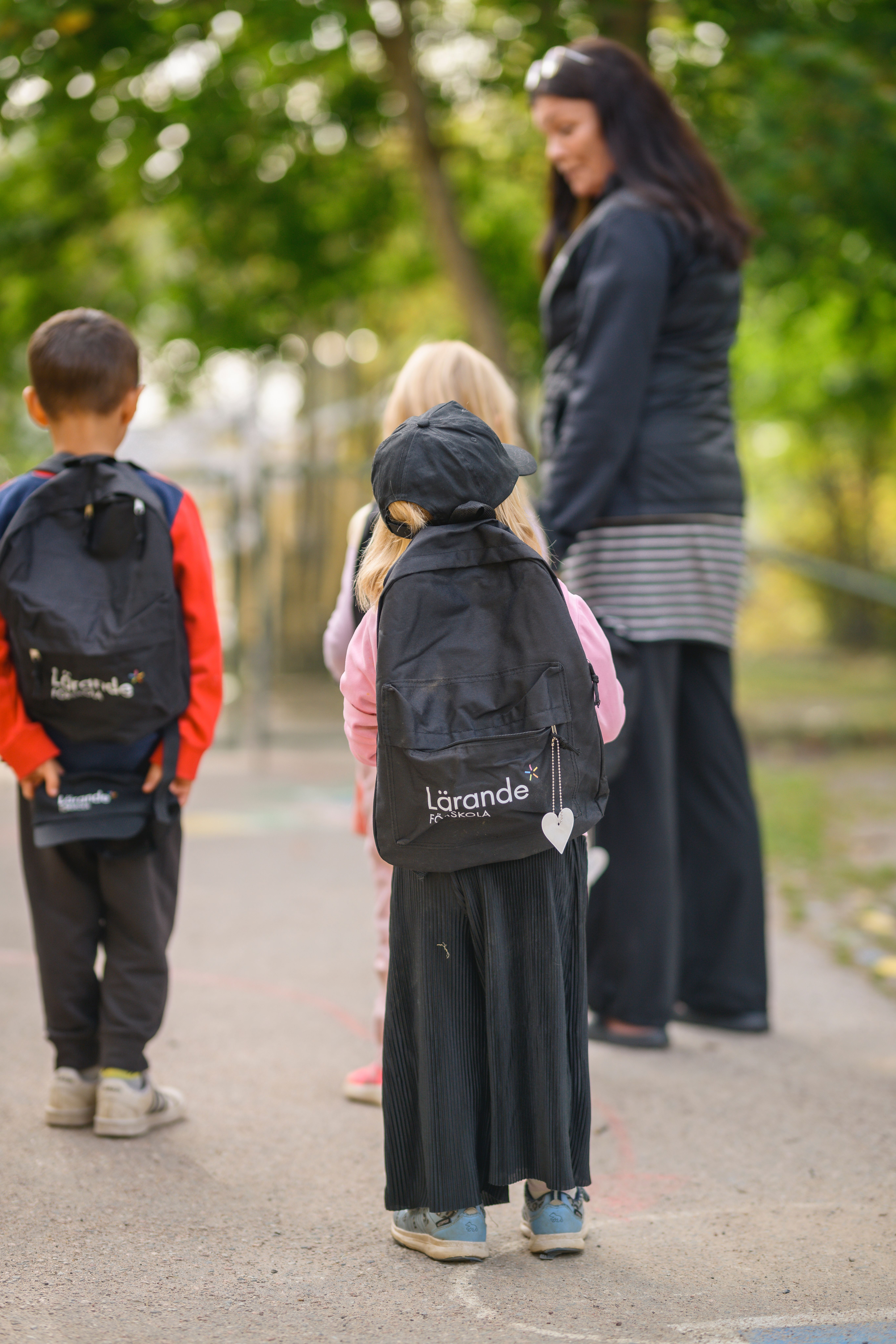 Förskolebarn med ryggsäck