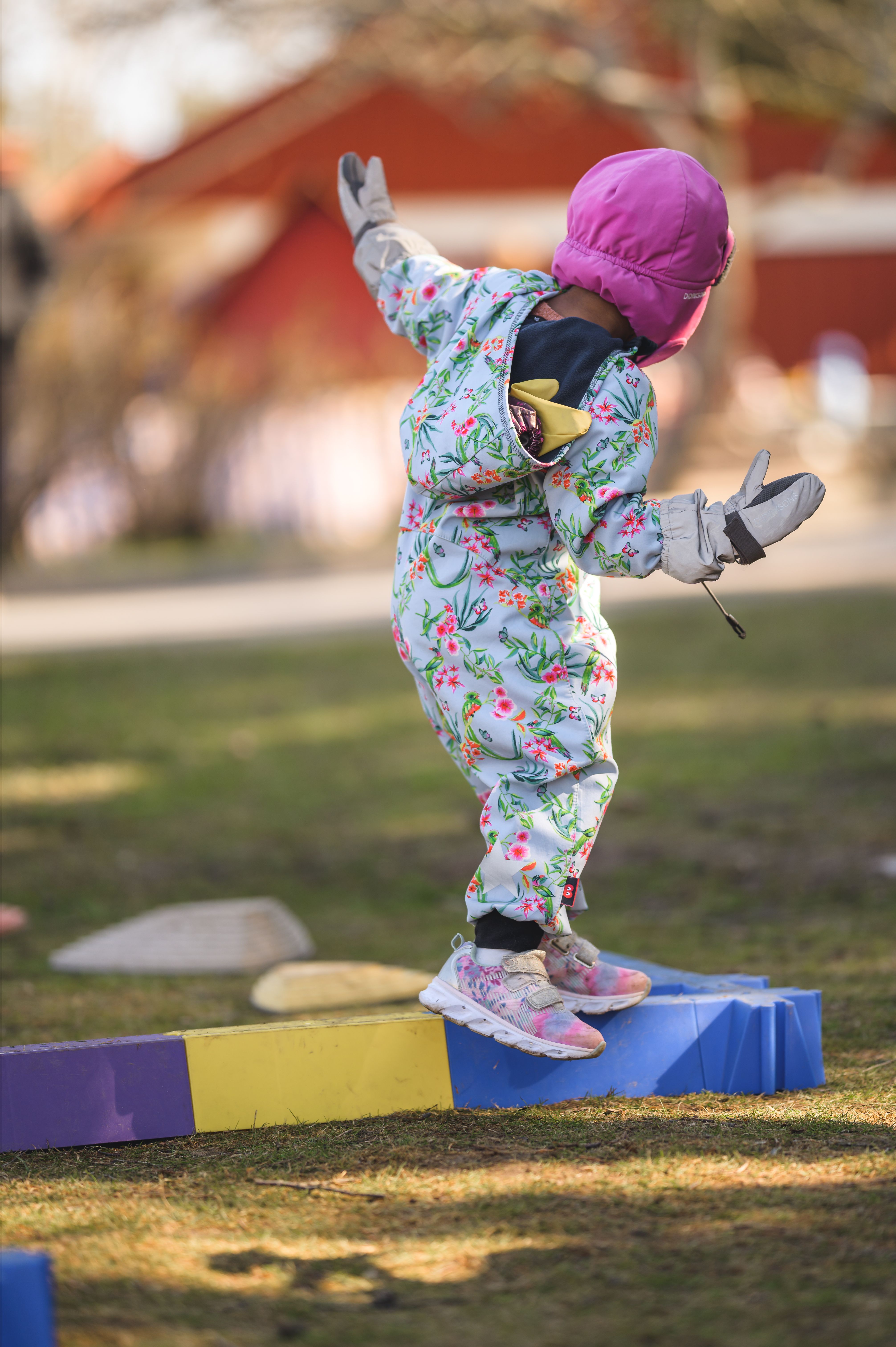 Barn går balansgång
