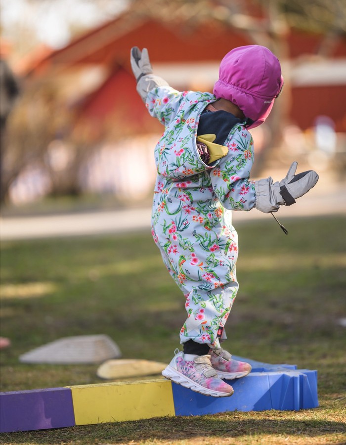 Barn går balansgång