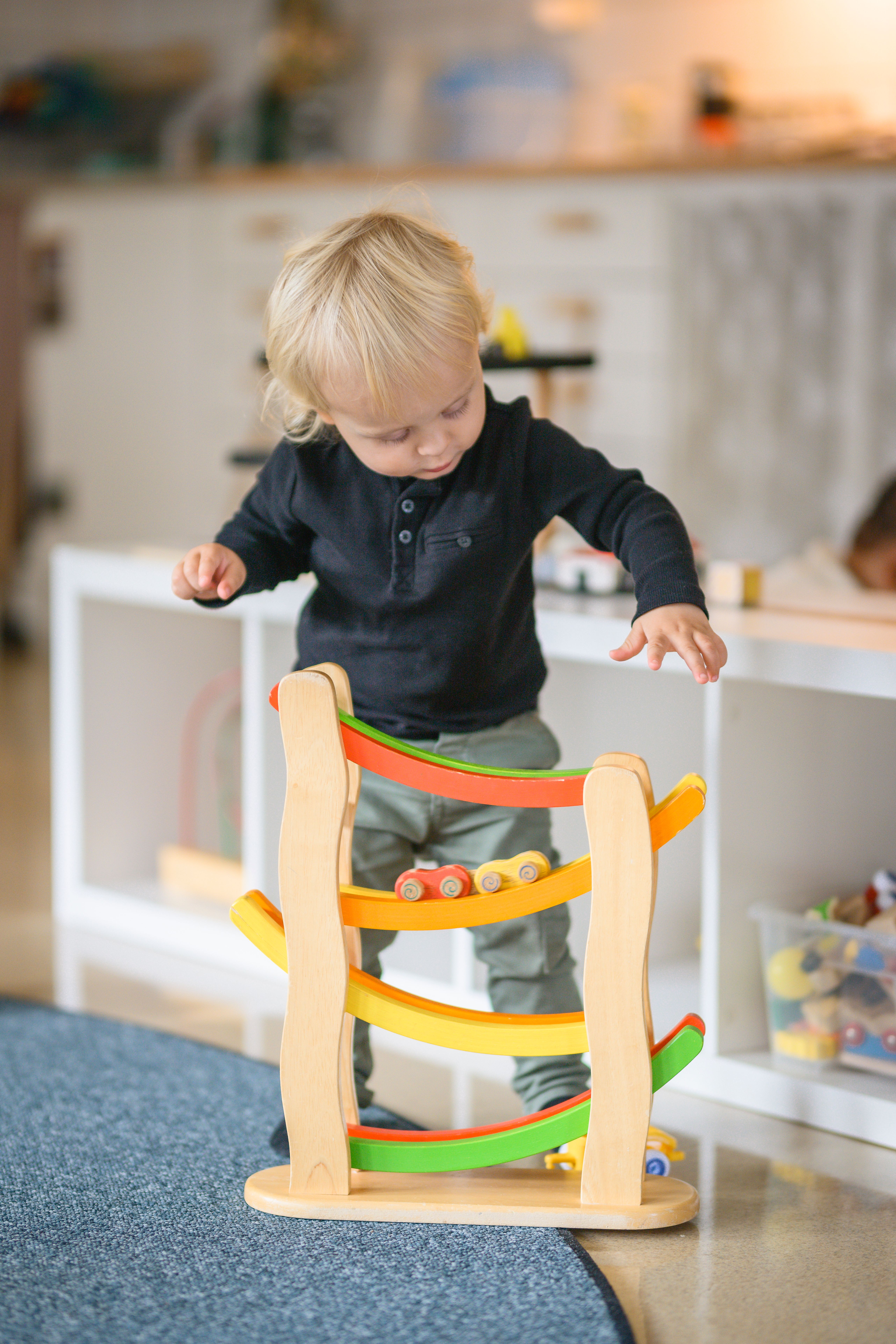 barn leker med bilbana