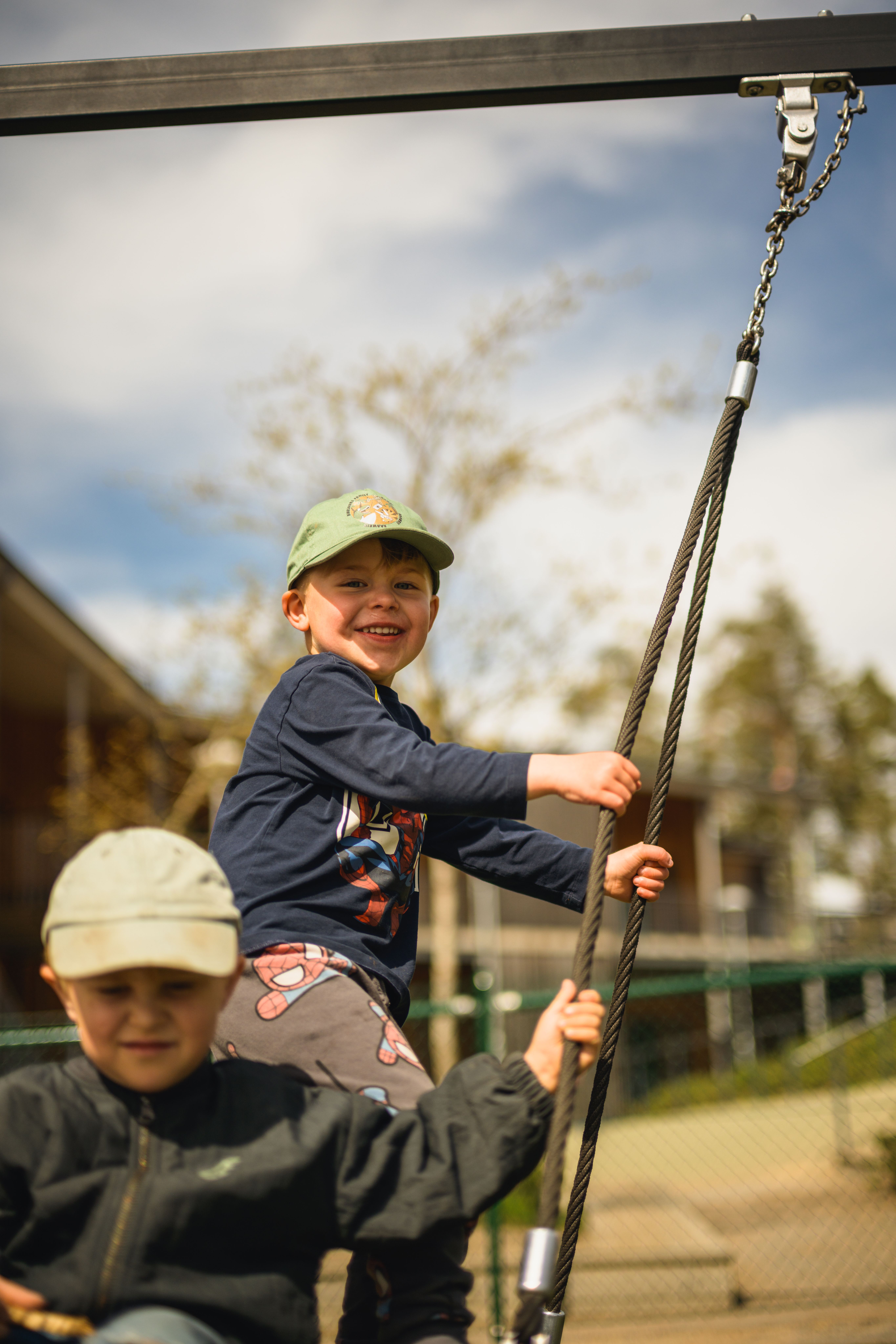Förskolebarn gungar tillsammans