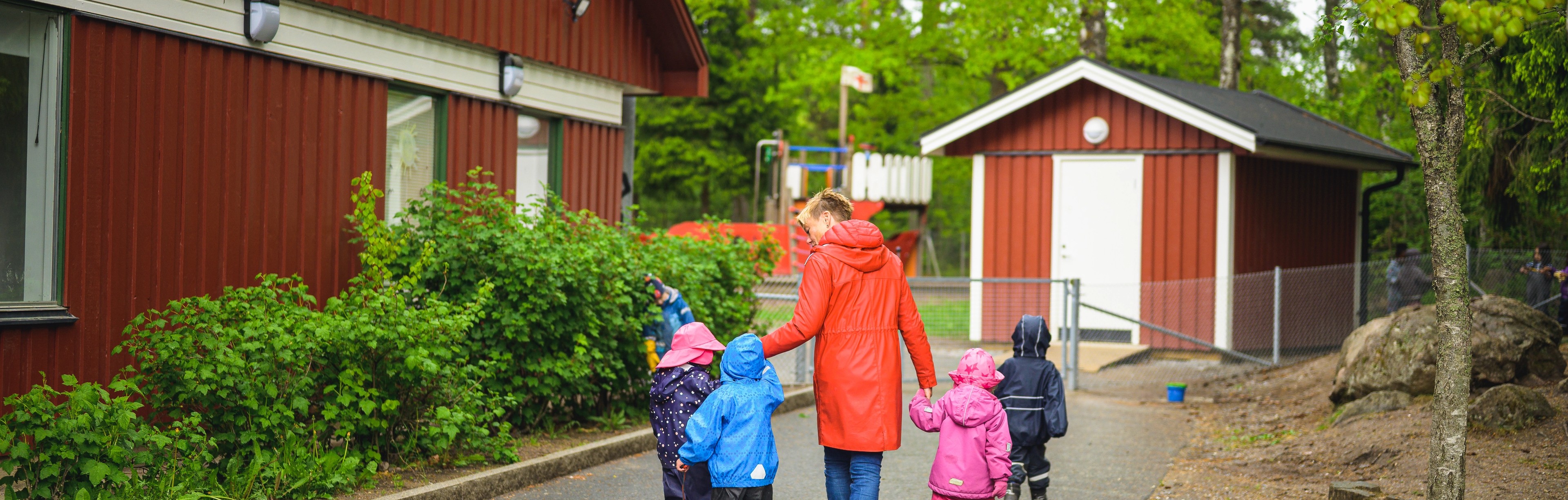 Pedagog och fyra barn på gården
