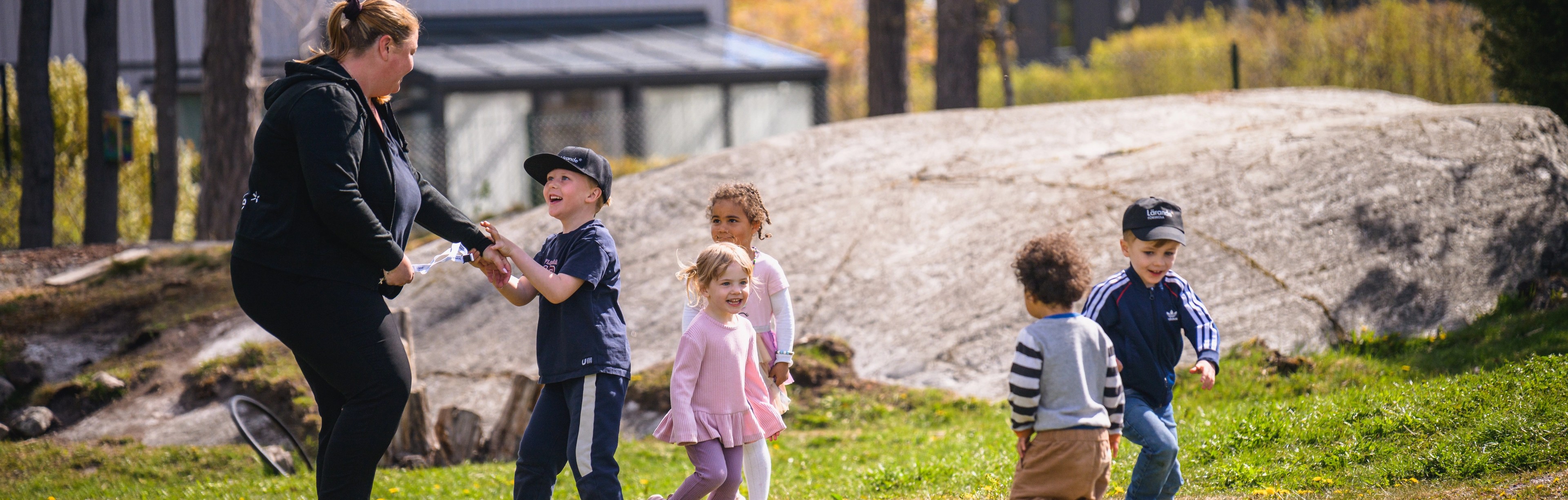 barn leker med pedagog utomhus