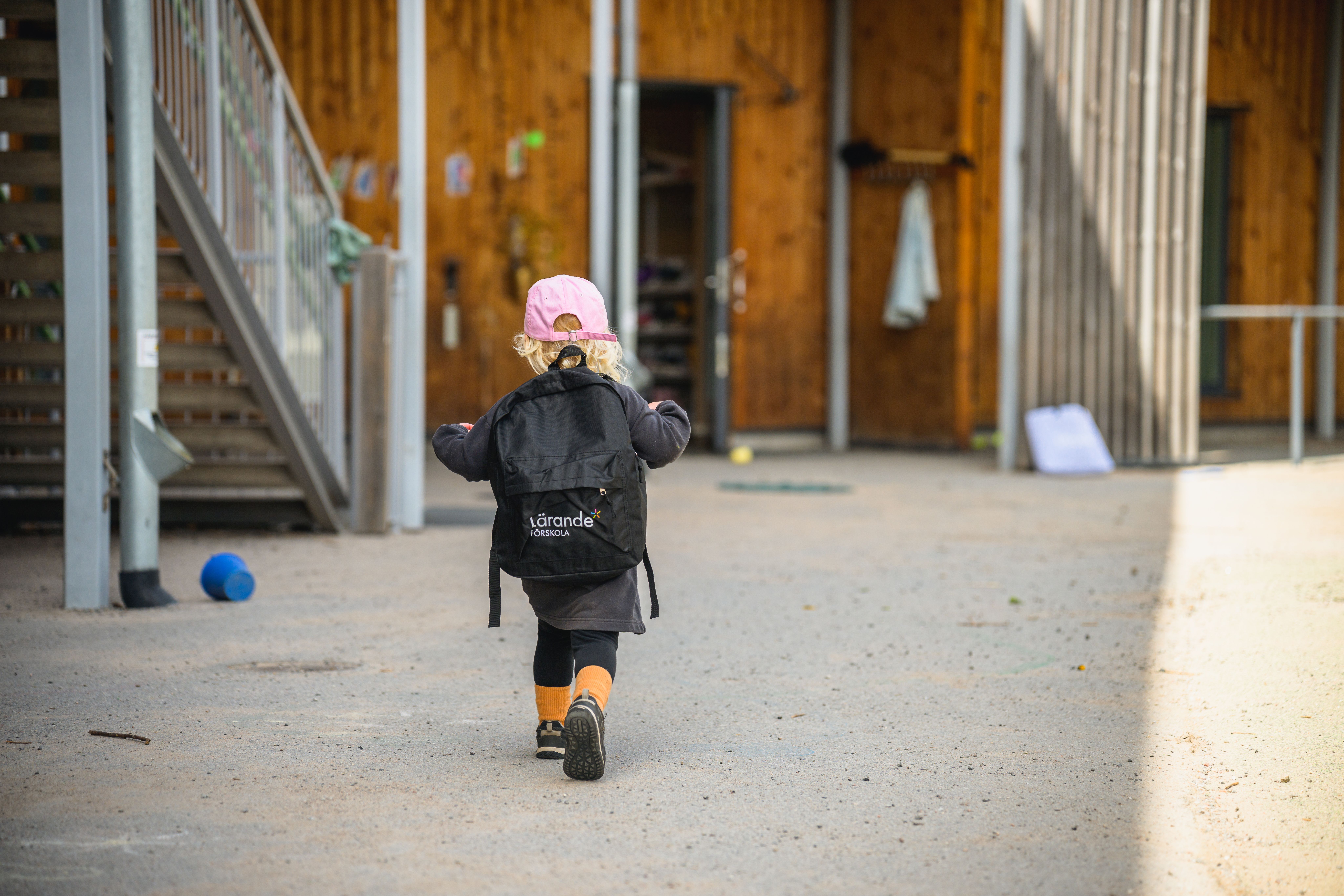 Pedagog välkomnar barn utomhus