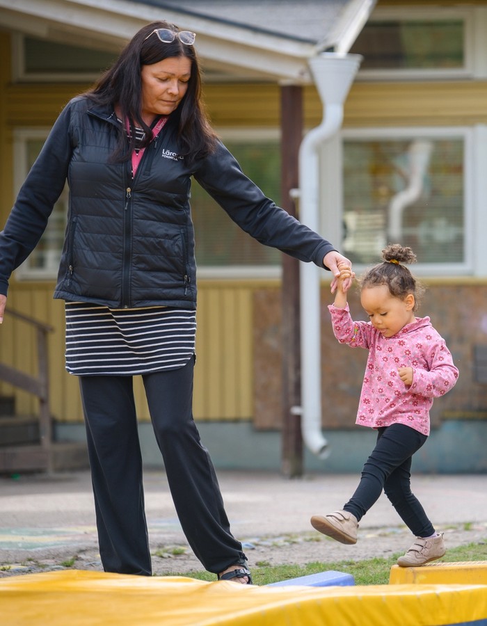 Barn målar hjärtan utomhus