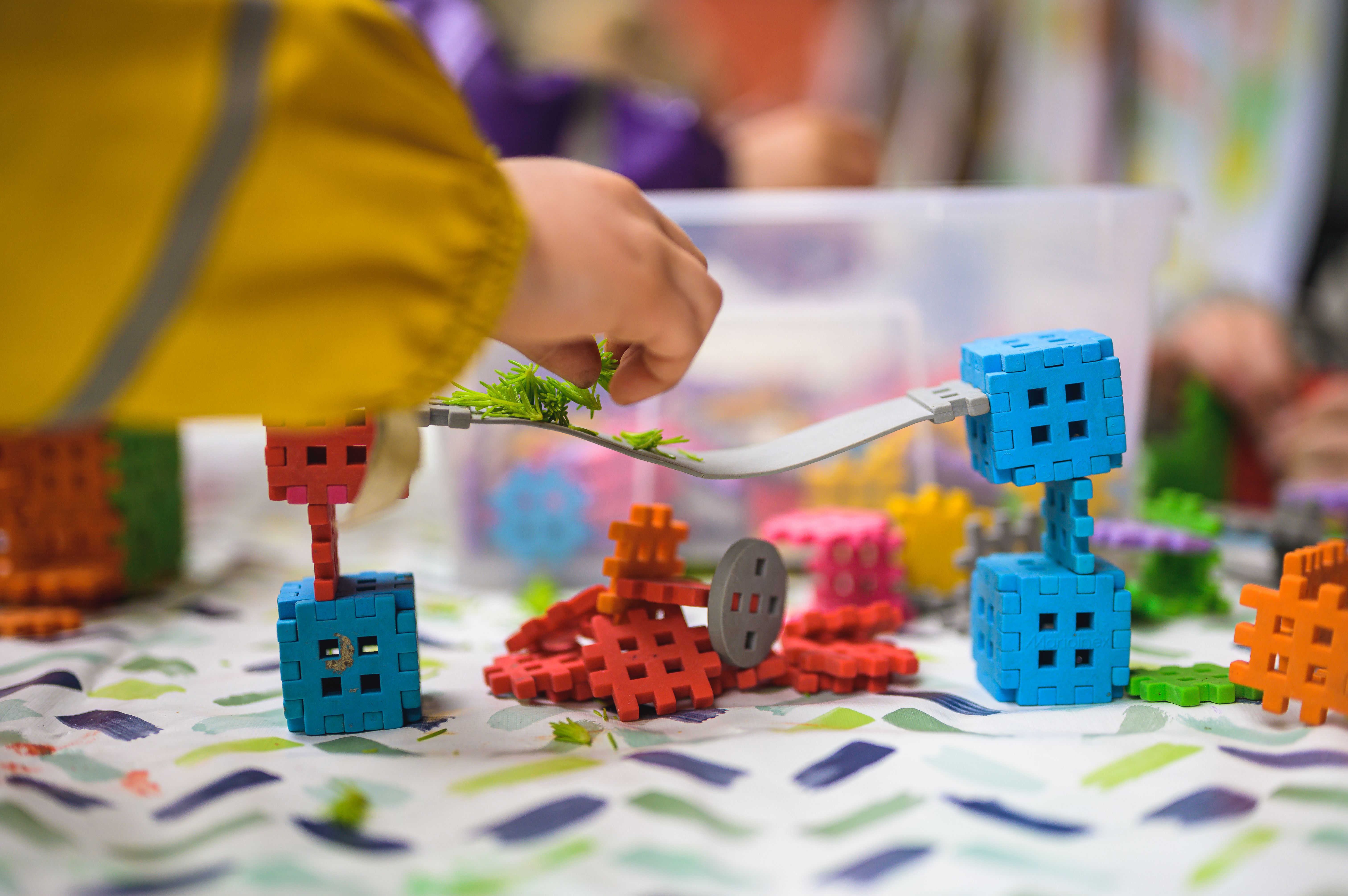 barn bygger en bro av leksaksmodeller