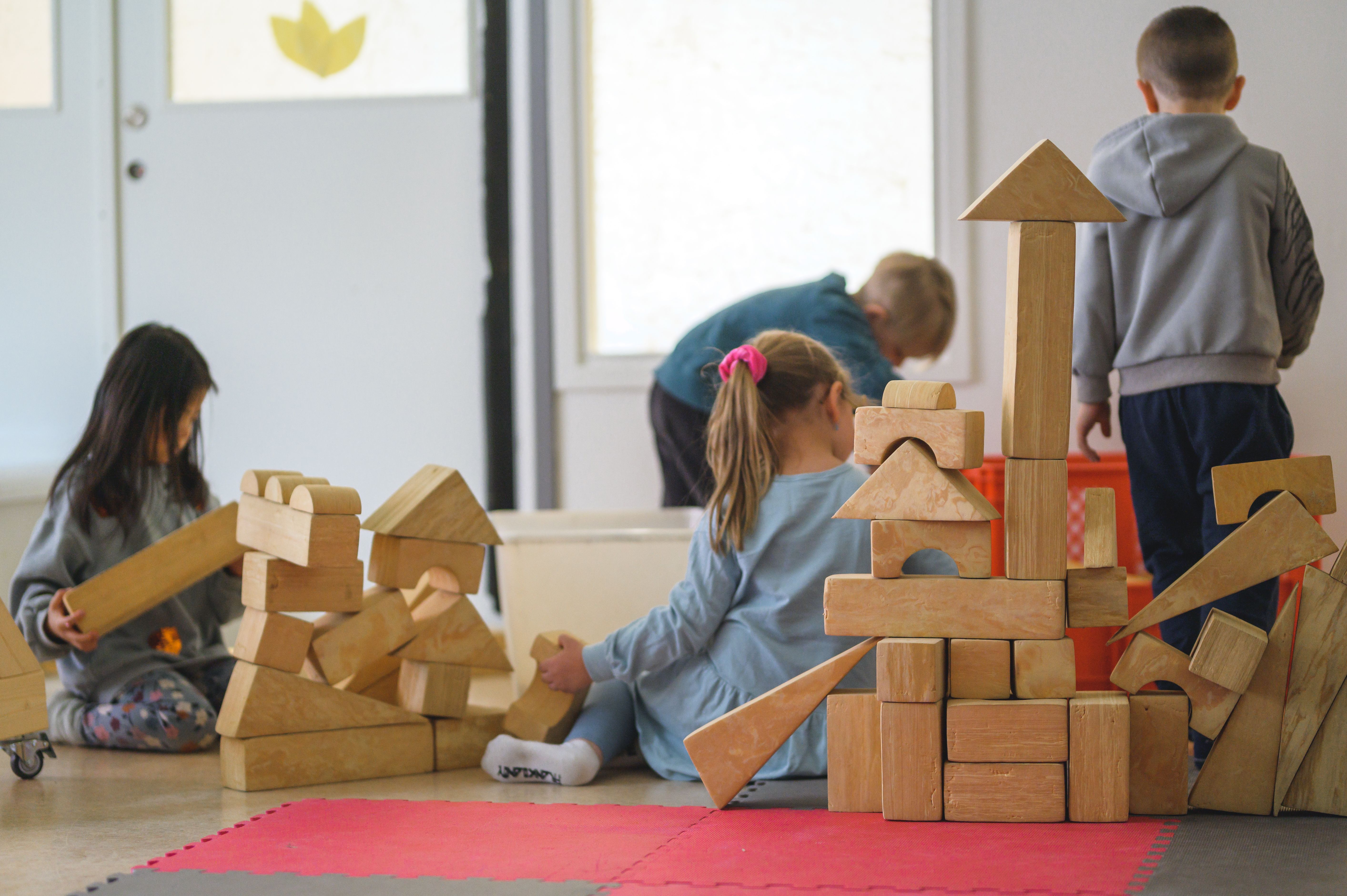 barn leker med klossar