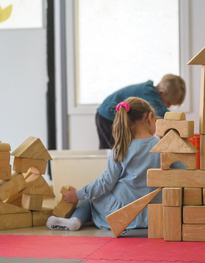 barn leker med klossar