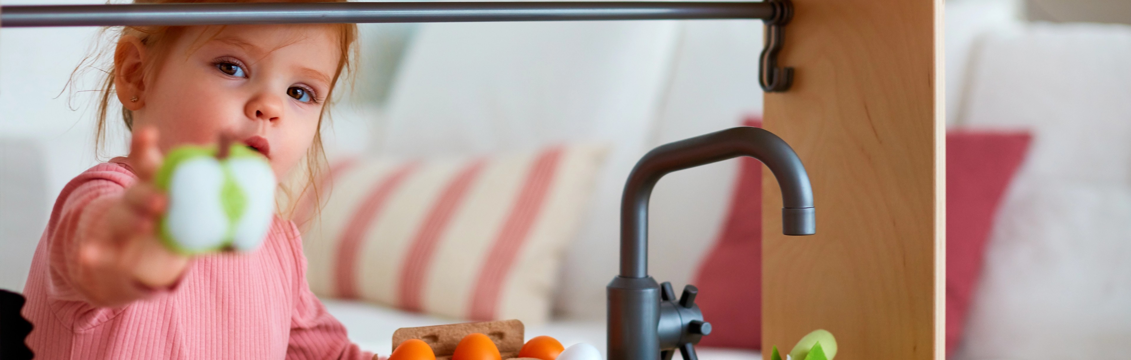 Barn som lekar i ett lekkök