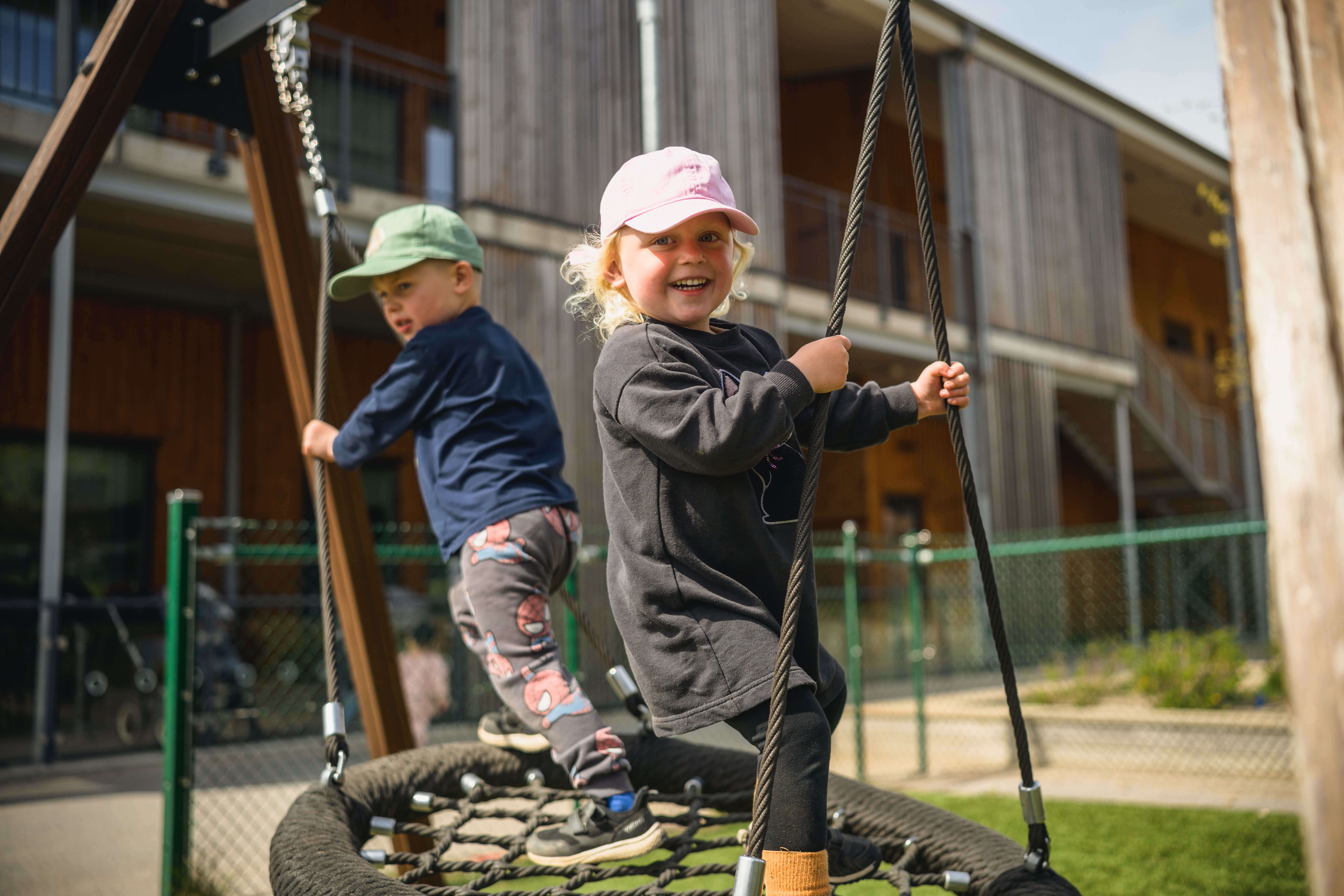 Barn gungar på kompisgunga