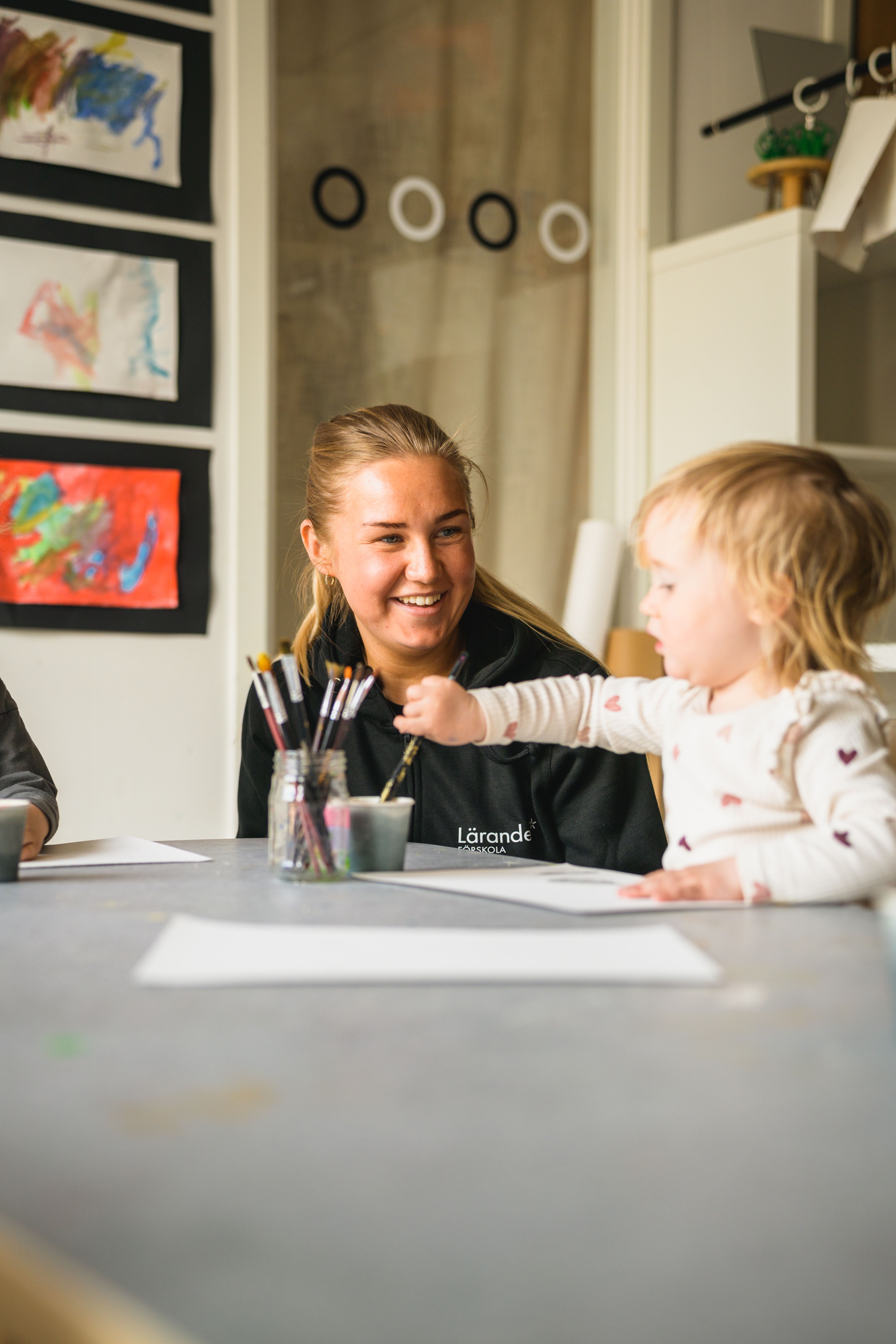 pedagog och BARN SOM MÅLAR