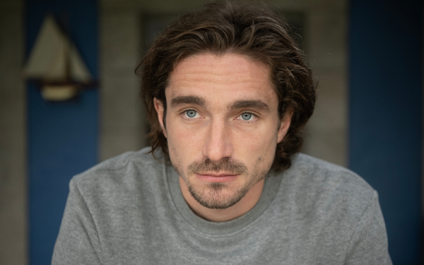 Joseph Olivennes dévoile les coulisses d’un tournage chaleureux dans « La Vallée des Fous » de Xavier Beauvois