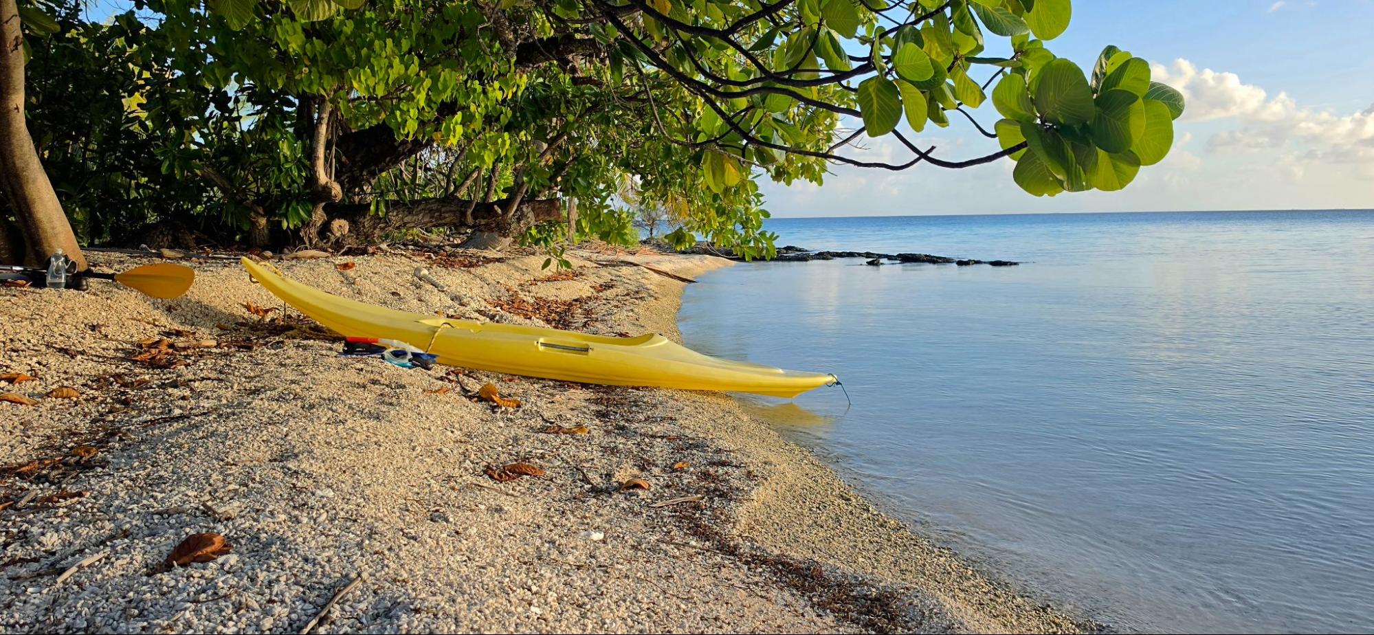 Petite pause sur une plage lors d'une balade en kayak