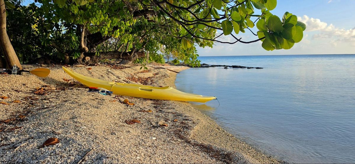 Petite pause sur une plage lors d'une balade en kayak