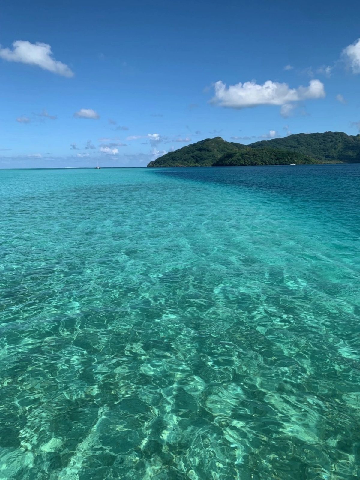 Au mouillage face à la plage de l’Hana Iti