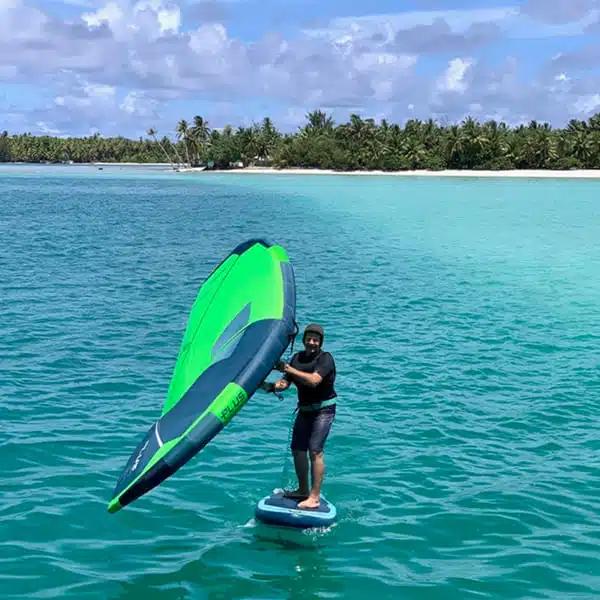 Jérôme fait sa session de wingsurf à Maupiti