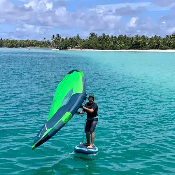 Jérôme fait sa session de wingsurf à Maupiti