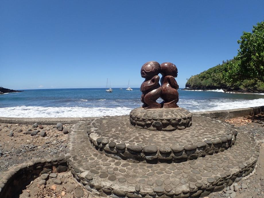 Tiki facing the sea
