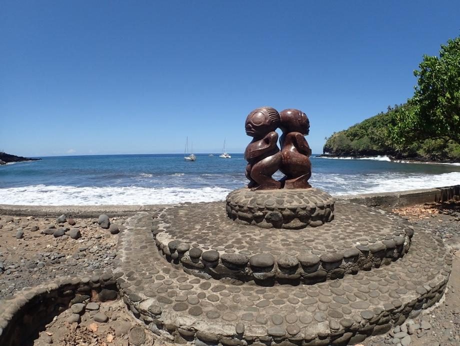 Tiki facing the sea