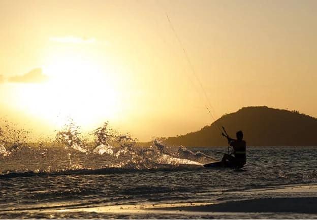 Session de kitesurf sur le banc de sable