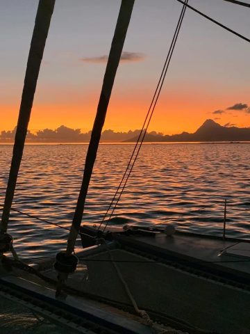 Sunset sur la bateau à Bora Bora