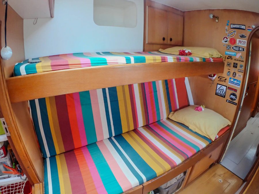 La cabine Manua — lit en V à la proue du voilier